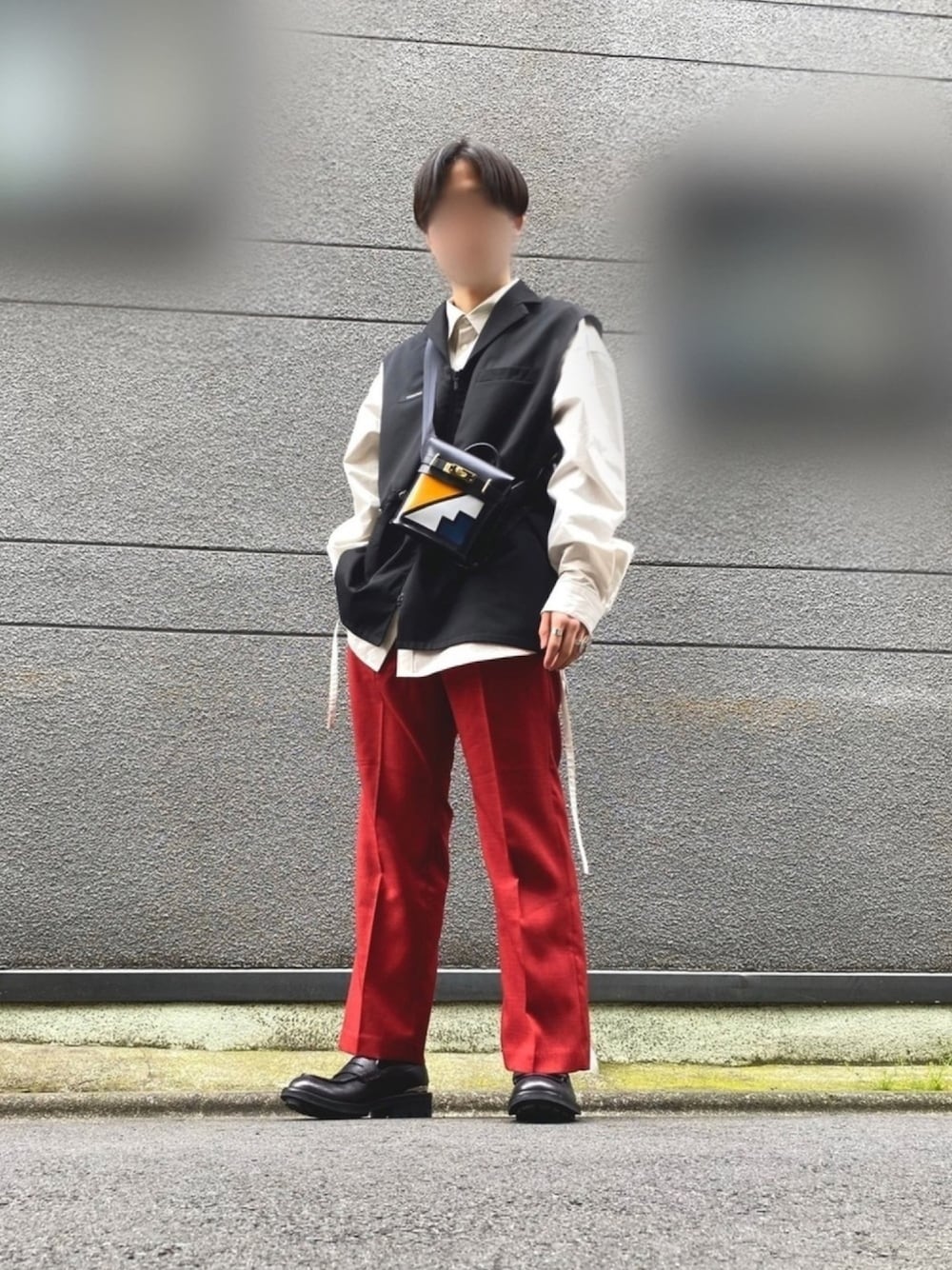 「春コーデ、カラーパンツ、シンプル、ローファー、LOWRYS FARM、MM6、ショルダーバッグ、いいね、save、フォローお願いします🤑、アースカラー、スラックス」｜「SYU.HOMME/FEMMのアイテム（ジャケット/アウター、ブラック系）」を使った、たいぽん→さん（メンズ・170cm）の春コーディネートの1枚目の写真