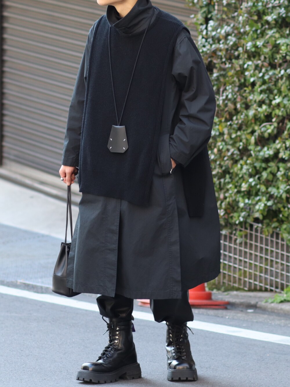 「シンプルコーデ、カジュアルコーデ、はるコーデ、おしゃれさんと繋がりたい、きれいめカジュアル、オーバーサイズ、ブラックコーデ、ootd、ユニクロ、春」｜「UNIQLOのライトロングコート（その他アウター、ブラック系）」を使った、たいぽん→さん（メンズ・172cm）の春コーディネートの1枚目の写真