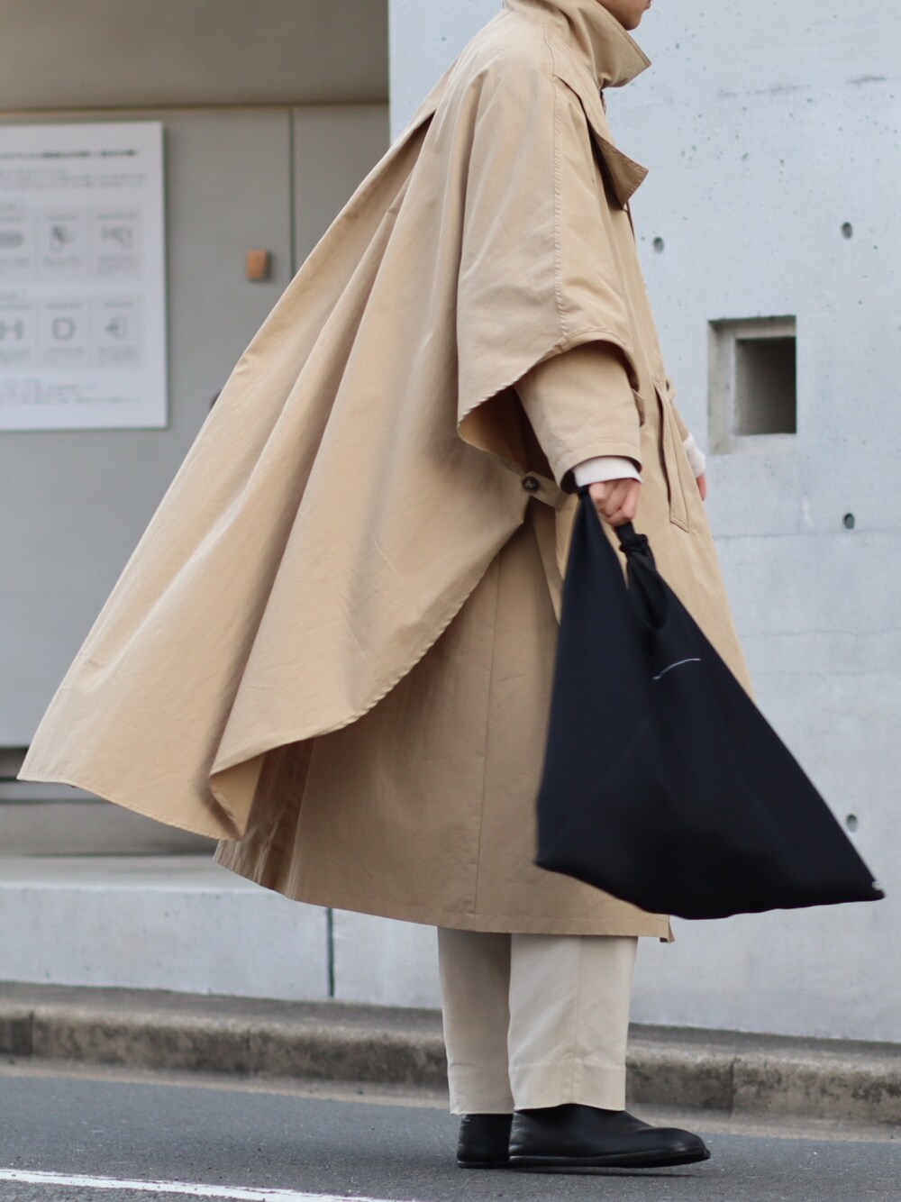 「大人カジュアル、シンプル、休日コーデ、春、おしゃれさんと繋がりたい、春アウター、レイヤードスタイル、スラックス、ootd、トレンチコート」｜「MM6 Maison MargielaのMM6 Maison Margiela メッシュハンドバッグ（ハンドバッグ、ブラック系）」を使った、たいぽん→さん（メンズ・172cm）の春コーディネートの1枚目の写真