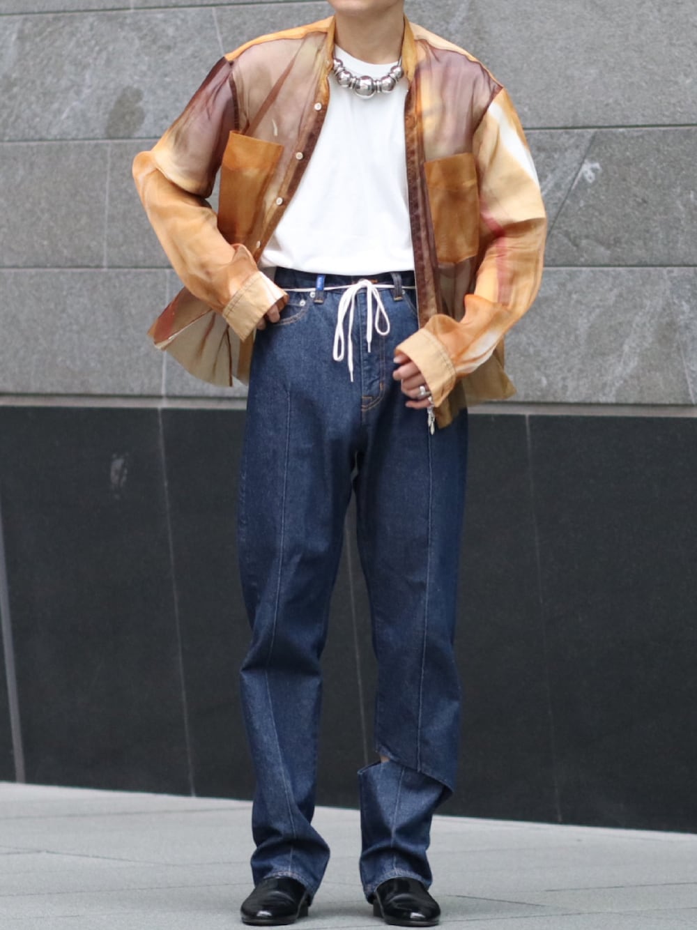 「春夏コーデ、大人カジュアル、シンプルスタイル、シンプル、ラクチンコーデ、おしゃれさんと繋がりたい、デニム、白Tシャツ、タックイン、シースルー」｜「MASUのアイテム（シャツ/ブラウス、ブラウン系）」を使った、たいぽん→さん（メンズ・172cm）の春コーディネートの1枚目の写真