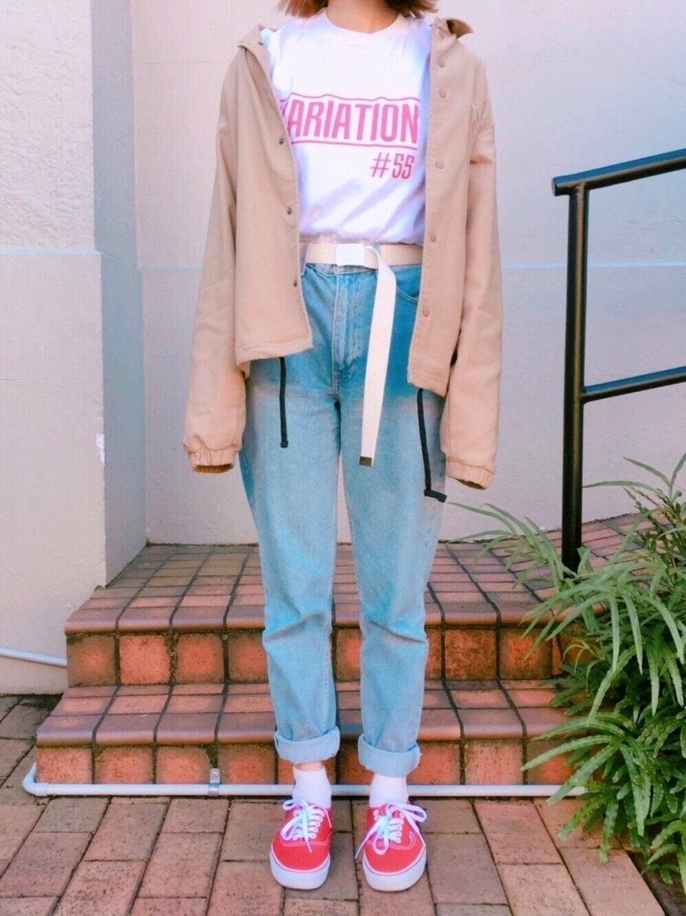 「シンプルコーデ、デニムパンツ、ジャケット、ootd、ベージュ、デニム、スニーカー、VANS、赤、ガチャベルト」｜「American Apparelのアイテム（デニムパンツ、ブルー系）」を使った、ノッキさん（レディース・163cm）の春コーディネートの1枚目の写真