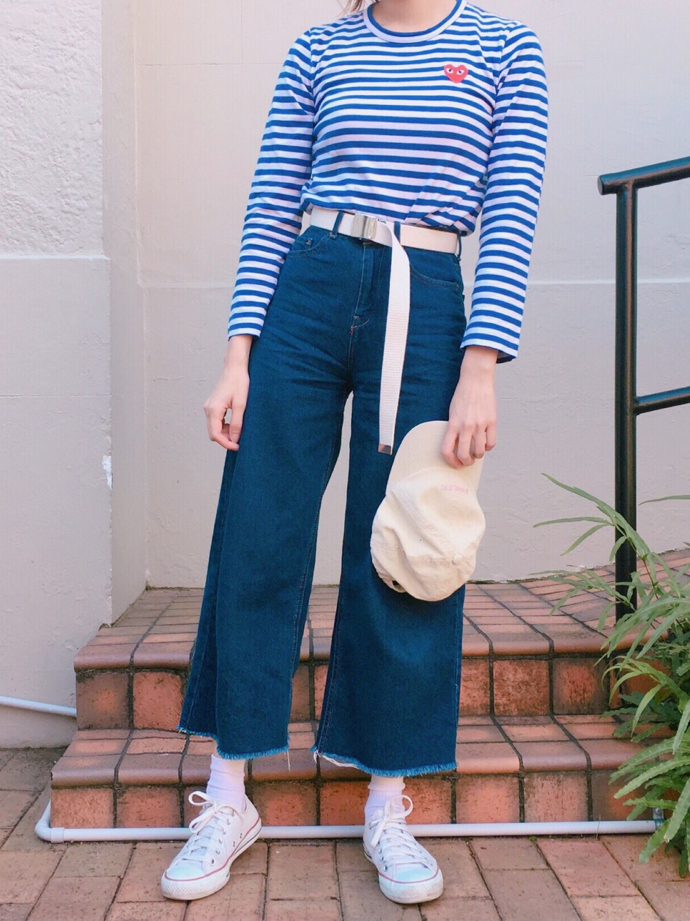「カジュアルコーデ、デニムパンツ、ootd、ボーダー、コンバース、スニーカー、キャップ、シンプルコーデ、靴下×スニーカー、ガチャベルト」｜「Bershkaのアイテム（デニムパンツ、ブルー系）」を使った、ノッキさん（レディース・163cm）の夏コーディネートの1枚目の写真