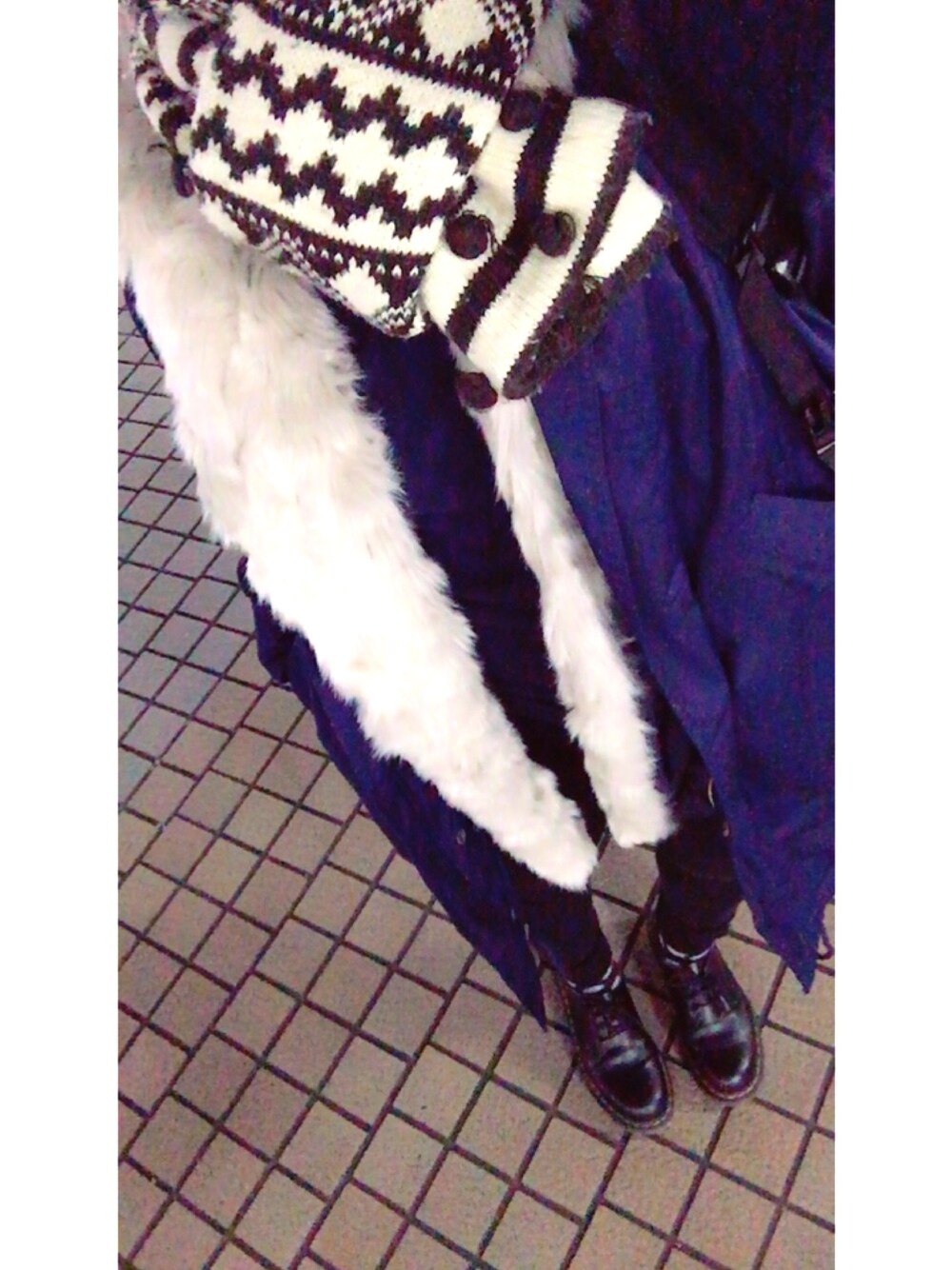 「バイト、シンプル、カジュアル、プチプラ、Dr.Martens、メンズライク、タートルネック、もこもこ、ネイビー、低身長」｜「Dr. Martensのアイテム（ドレスシューズ、ブラック系）」を使った、コトねさん（レディース・153cm）の冬コーディネートの1枚目の写真