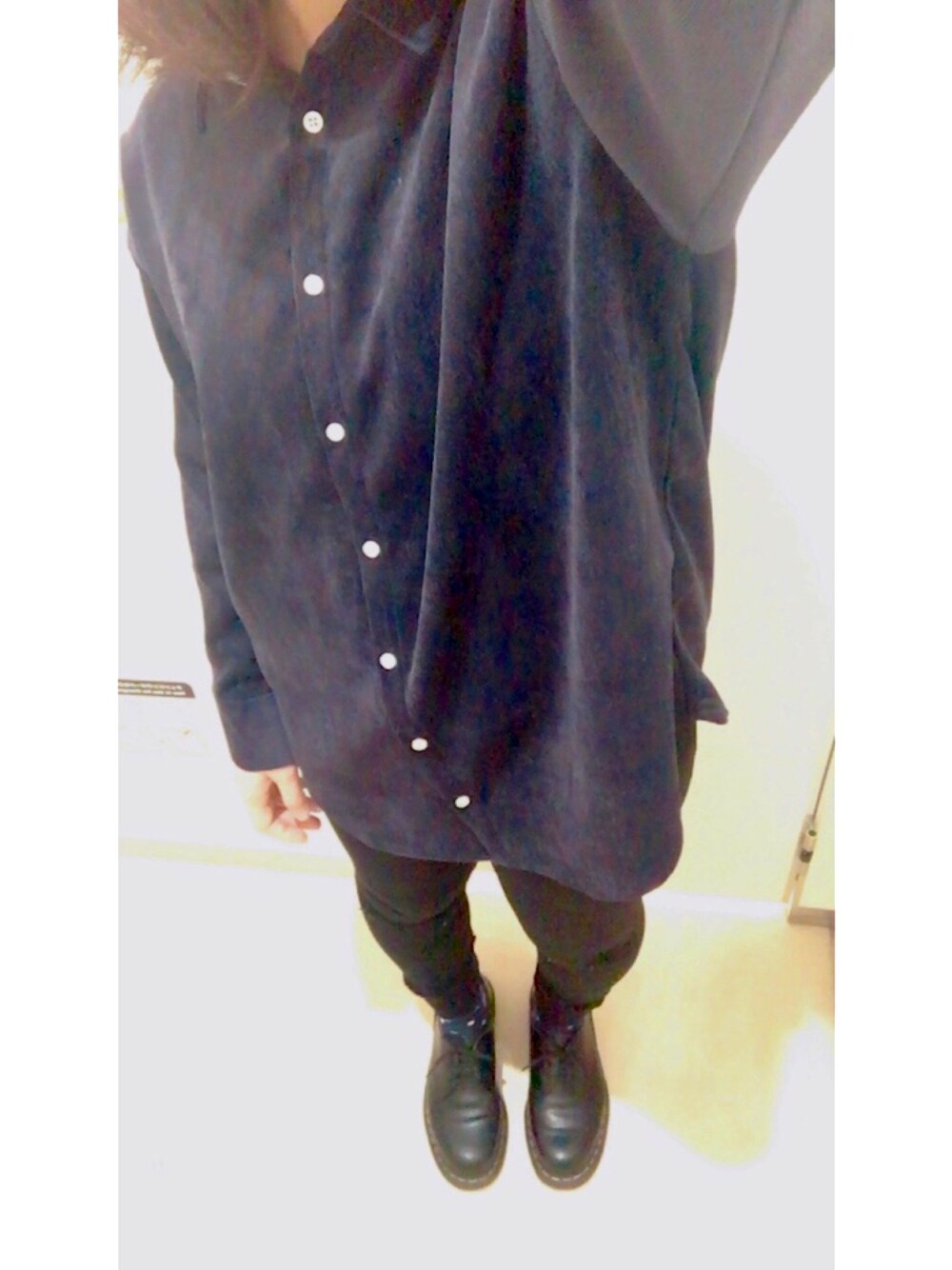 「シンプル、プチプラ、Dr.Martens、メンズライク、ビッグシルエット、ビッグシャツ、黒スキニー、低身長」｜「Dr. Martensのアイテム（ドレスシューズ、ブラック系）」を使った、コトねさん（レディース・153cm）の冬コーディネートの1枚目の写真