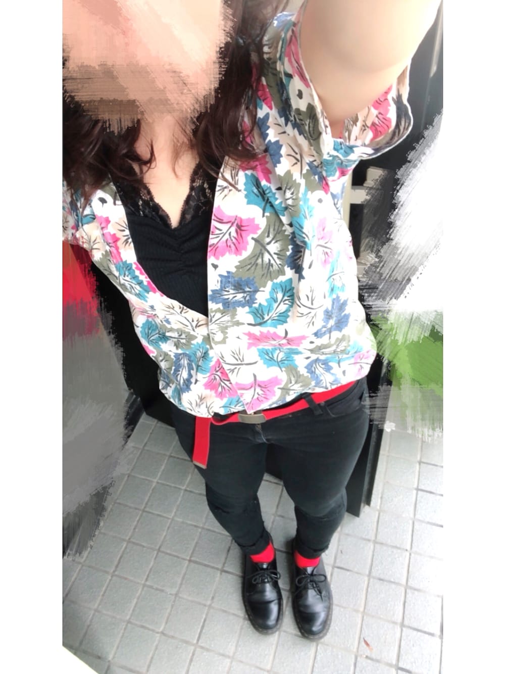 「メンズライク、パンツスタイル、Dr.Martens、黒スキニー、柄シャツ、ガチャベルト、レーストップス、低身長」｜「Dr. Martensのアイテム（ドレスシューズ、ブラック系）」を使った、コトねさん（レディース・153cm）の夏コーディネートの1枚目の写真