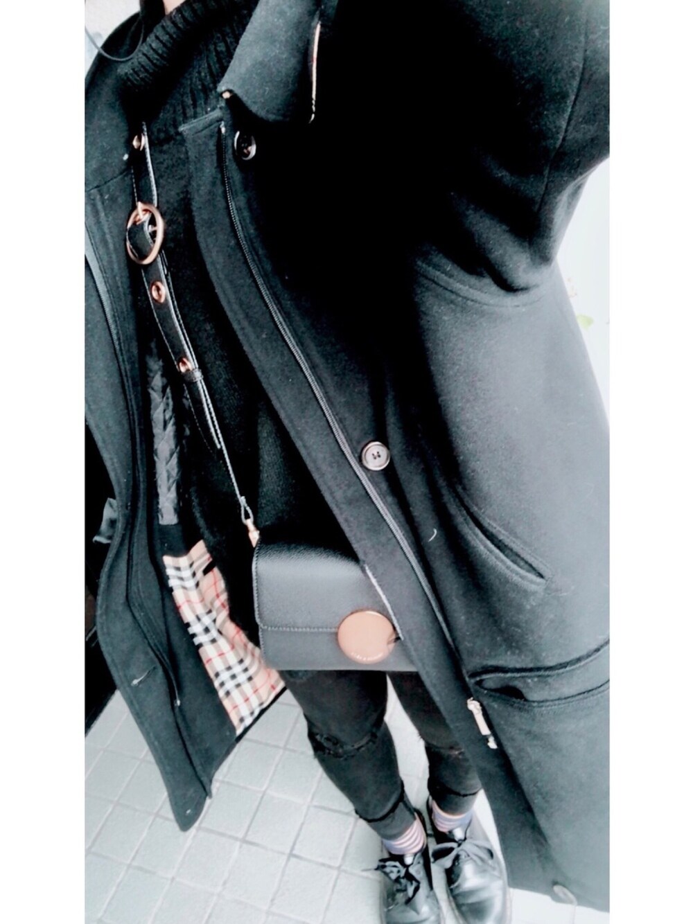 「黒、ブラック、黒スキニー、オールブラック、ワントーンコーデ、メンズライク、Dr.Martens、シンプル、低身長」｜「Dr. Martensのアイテム（ドレスシューズ、ブラック系）」を使った、コトねさん（レディース・153cm）の冬コーディネートの1枚目の写真
