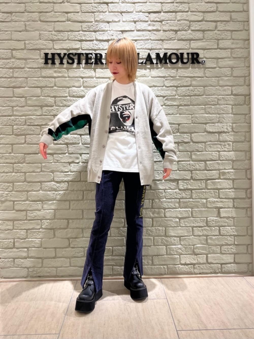 「カーディガン、ブーツ、フレアパンツ、シンプルコーデ、ライトアウター、カジュアルコーデ、ヒステリックグラマー、ロンt、hysteric glamour、らふこーで」｜「HYSTERIC GLAMOURのDIZZY&MILKY フレアパンツ（その他パンツ、ブルー系）」を使った、ゆうかさん（レディース・164cm）の秋コーディネートの1枚目の写真