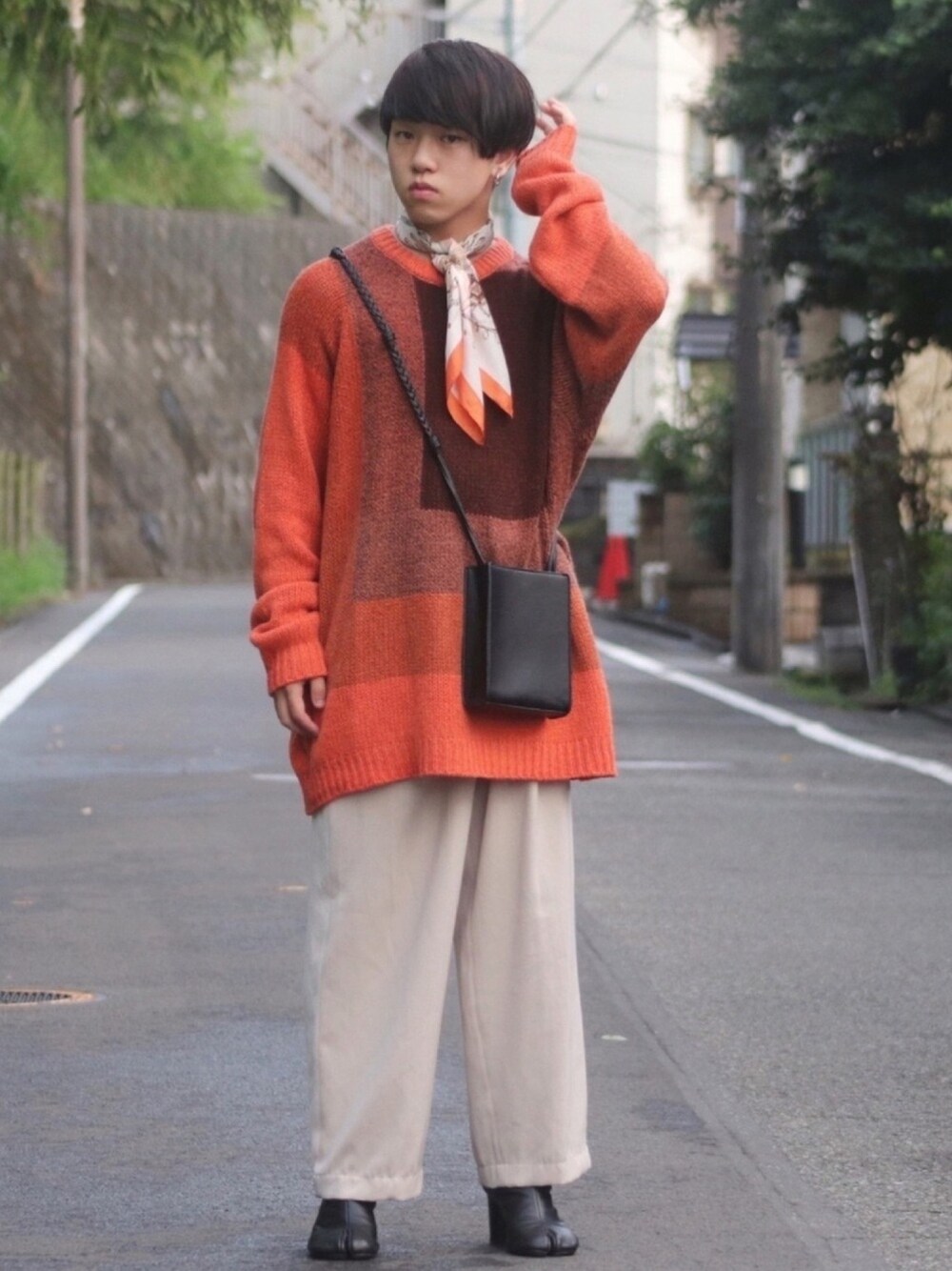「ニット、スカーフ、ショルダーバッグ、白パンツ、秋のマイ旬スタイル、ブーツ、オレンジ、秋コーデ、カジュアルコーデ、低身長」｜「MKTの大判サテンプリントスカーフ（バンダナ/スカーフ、オレンジ系）」を使った、あゆむさん（メンズ・163cm）の秋コーディネートの1枚目の写真