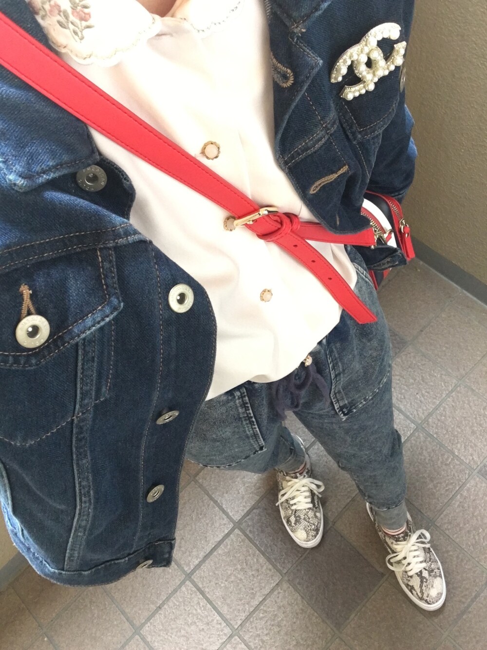 CHANELのブローチ/コサージュ(ホワイト系)を使った人気 CHANELのブローチ/コサージュ(ホワイト系)を使った人気