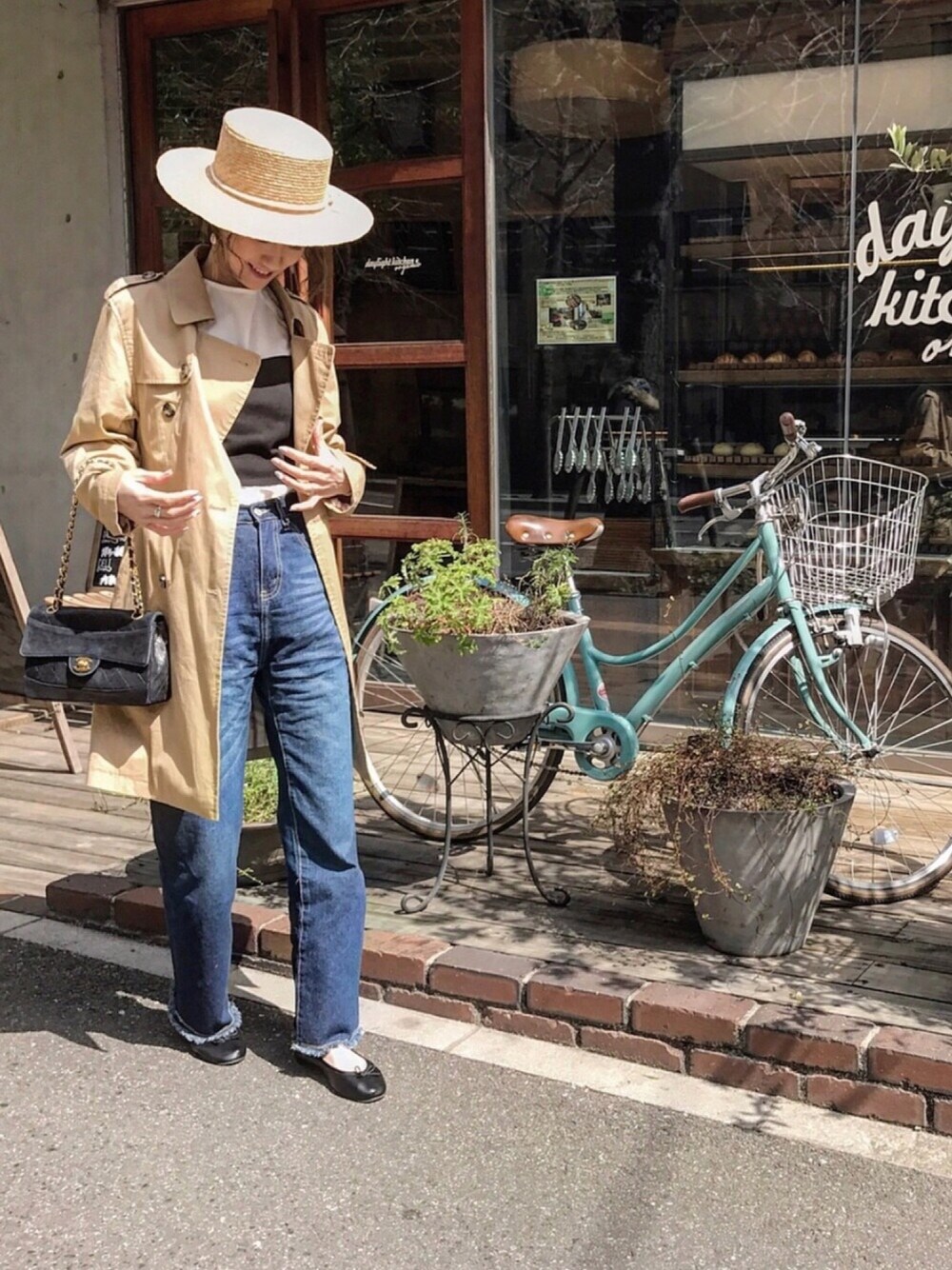 「カジュアルコーデ、大人コーデ、はるコーデ、denim、シンプルコーデ、トレンチコート、ビスチェ、スプリングSENSEOFPLACE、カンカン帽」｜「fluggeのアイテム（デニムパンツ、ブルー系）」を使った、asukaさん（レディース・163cm）の春コーディネートの1枚目の写真