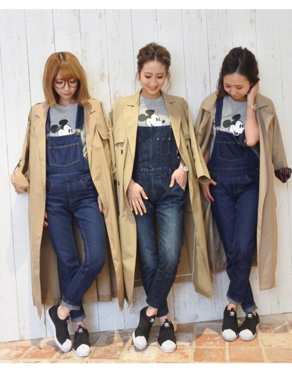 「シンプル、ootd、スニーカー、ママコーデ、トレンチコート、サロペット、ミッキー、リンクコーデ、スプリングSENSEOFPLACE」｜「Ungridの【Casual】ﾙｰｽﾞﾃﾞﾆﾑｻﾛﾍﾟｯﾄ（サロペット/オーバーオール、ブルー系）」を使った、asukaさん（レディース・163cm）の春コーディネートの1枚目の写真