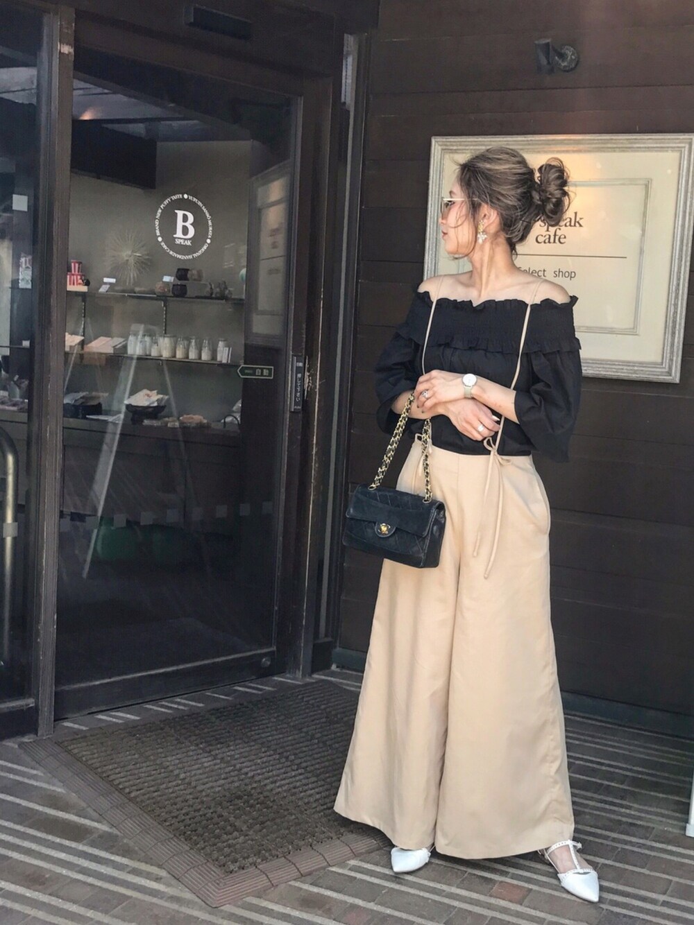 「夏コーデ、パンツスタイル、シンプル、休日スタイル、fashion、ブラック、オフショル、グレイル、GRL、ワイドパンツ」｜「GRLのオフショルブラウス（シャツ/ブラウス、ブラック系）」を使った、asukaさん（レディース・163cm）の春コーディネートの1枚目の写真