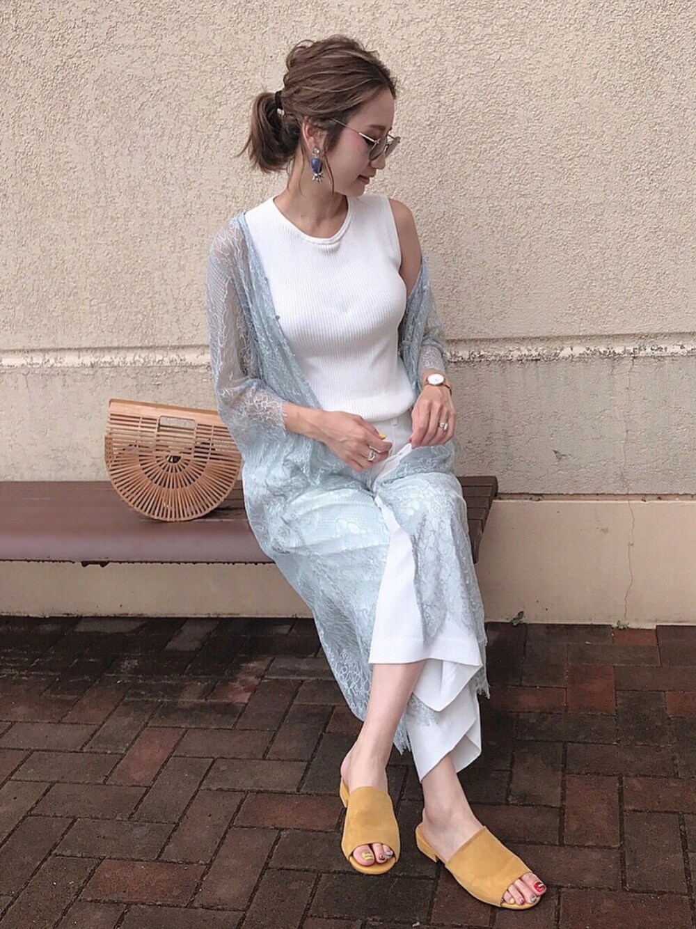 「大人カジュアル、夏コーデ、シンプルコーデ、プチプラコーデ、レースガウン、ガウン、ユニクロ、ホワイトパンツ、ホワイトコーデ、マタニティ」｜「GLOBAL WORKのミュールサンダル/758164（サンダル、イエロー系）」を使った、asukaさん（レディース・163cm）の夏コーディネートの1枚目の写真