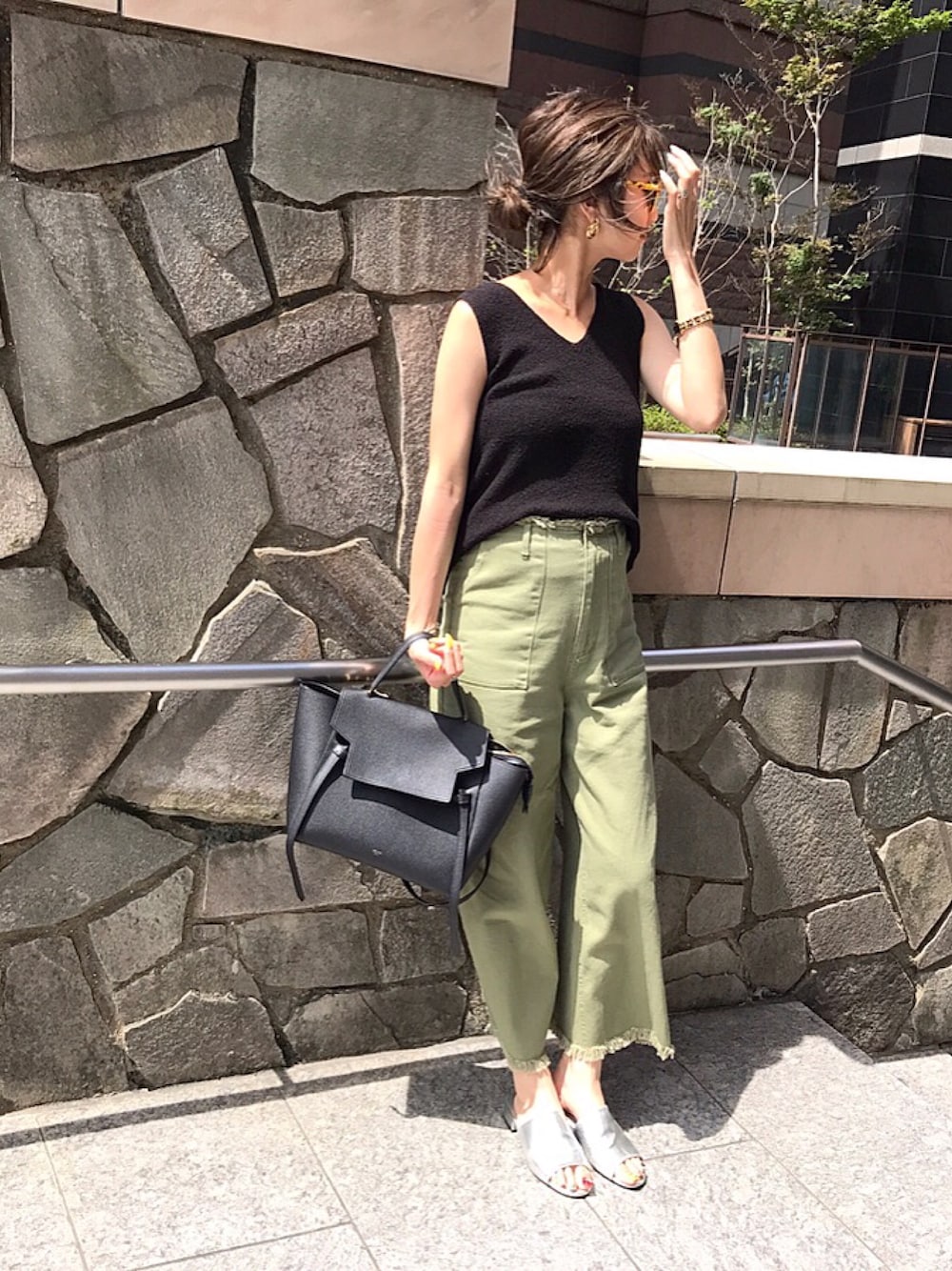 「夏コーデ、シンプル、オトナカジュアル、ハイウエスト、ラフ、ママコーデ、マタニティ、ラクチンコーデ、ワイドパンツ、ブラック」｜「Ungridの【Casual】片畦Vﾈｯｸﾉｰｽﾘﾆｯﾄ（ニット/セーター、ブラック系）」を使った、asukaさん（レディース・163cm）の夏コーディネートの1枚目の写真