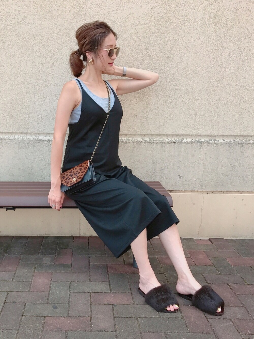 ブラック系のつなぎ/オールインワン、ブラウン系のサンダル、その他のショルダーバッグを着用したレディースの夏コーディネートの1枚目の写真