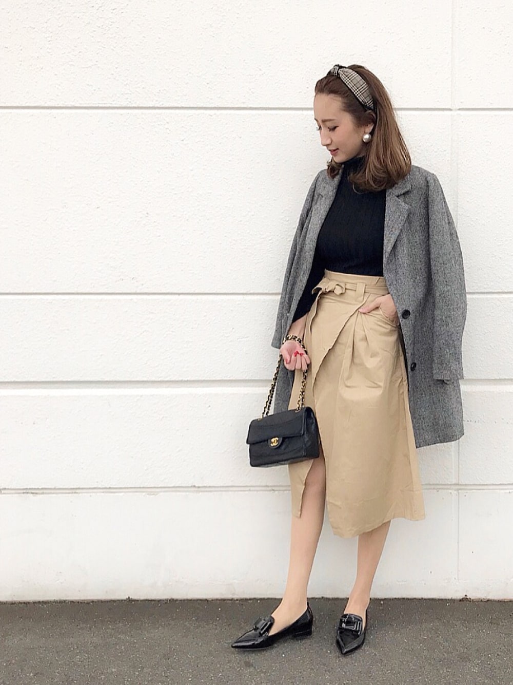 ブラック系のニット/セーター、ホワイト系のピアス（両耳用）、ゴールド系のブレスレットを着用したレディースの冬コーディネートの1枚目の写真