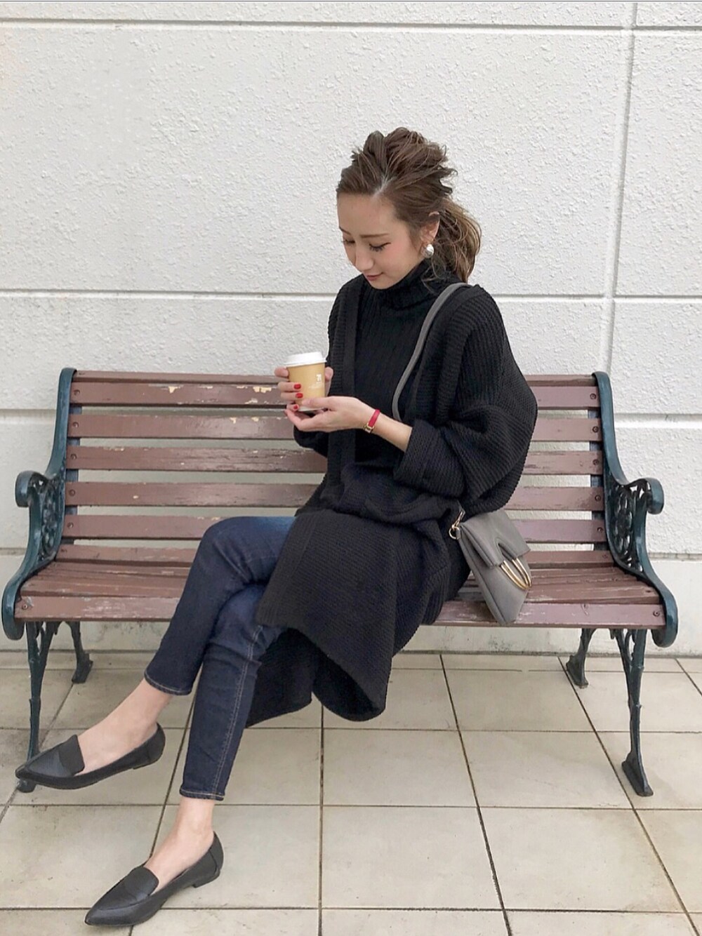 「ootd、きれいめカジュアル、GRL、グレイル、ブラック、ママコーデ、ママファッション、デニム」｜「GRLのポインテッドフラットシューズ（パンプス、ブラック系）」を使った、asukaさん（レディース・163cm）の冬コーディネートの1枚目の写真