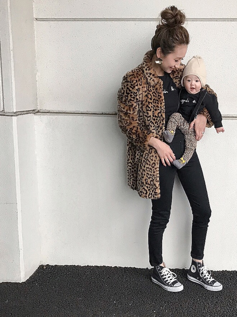 ブラック系のその他パンツ、ブラック系のTシャツ/カットソー、ブラック系のTシャツ/カットソーを着用したレディースの冬コーディネートの1枚目の写真