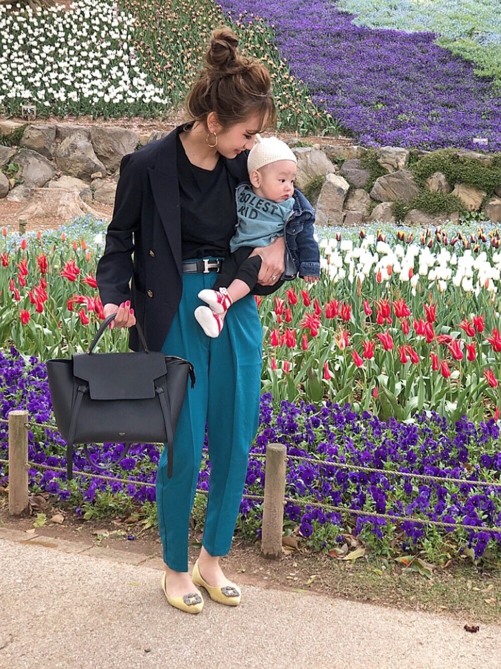 グリーン系のその他パンツ、イエロー系のバレエシューズ、ブルー系のテーラードジャケットを着用したレディースの春コーディネートの1枚目の写真