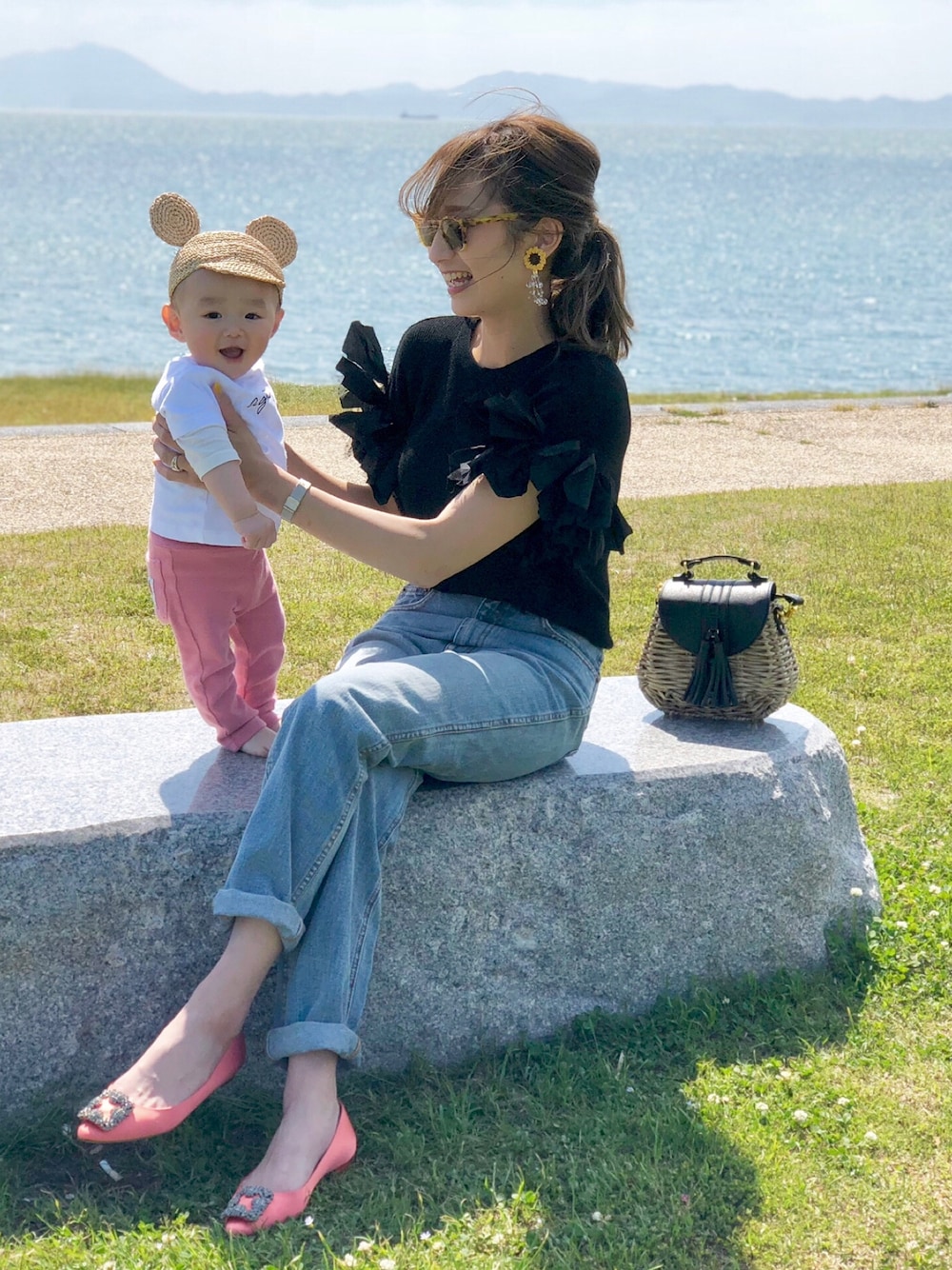 「夏コーデ、親子コーデ、グレイル、GRL、ママコーデ、ママファッション、シンプルコーデ、ベビーコーデ、キッズコーデ」｜「GRLのタッセル付レザーフラップカゴハンドバッグ（かごバッグ、ブラック系）」を使った、asukaさん（レディース・163cm）の春コーディネートの1枚目の写真