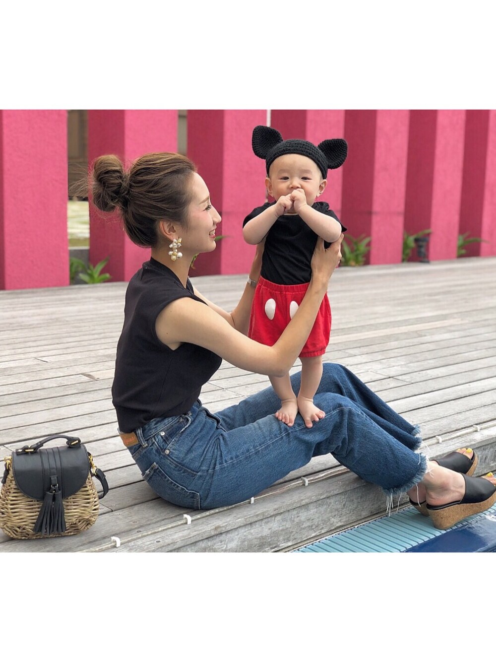 「シンプル、パンツスタイル、大人カジュアル、GRL、グレイル、ママコーデ、ママファッション、ベビーコーデ、キッズコーデ」｜「GRLのタッセル付レザーフラップカゴハンドバッグ（かごバッグ、ブラック系）」を使った、asukaさん（レディース・163cm）の春コーディネートの1枚目の写真