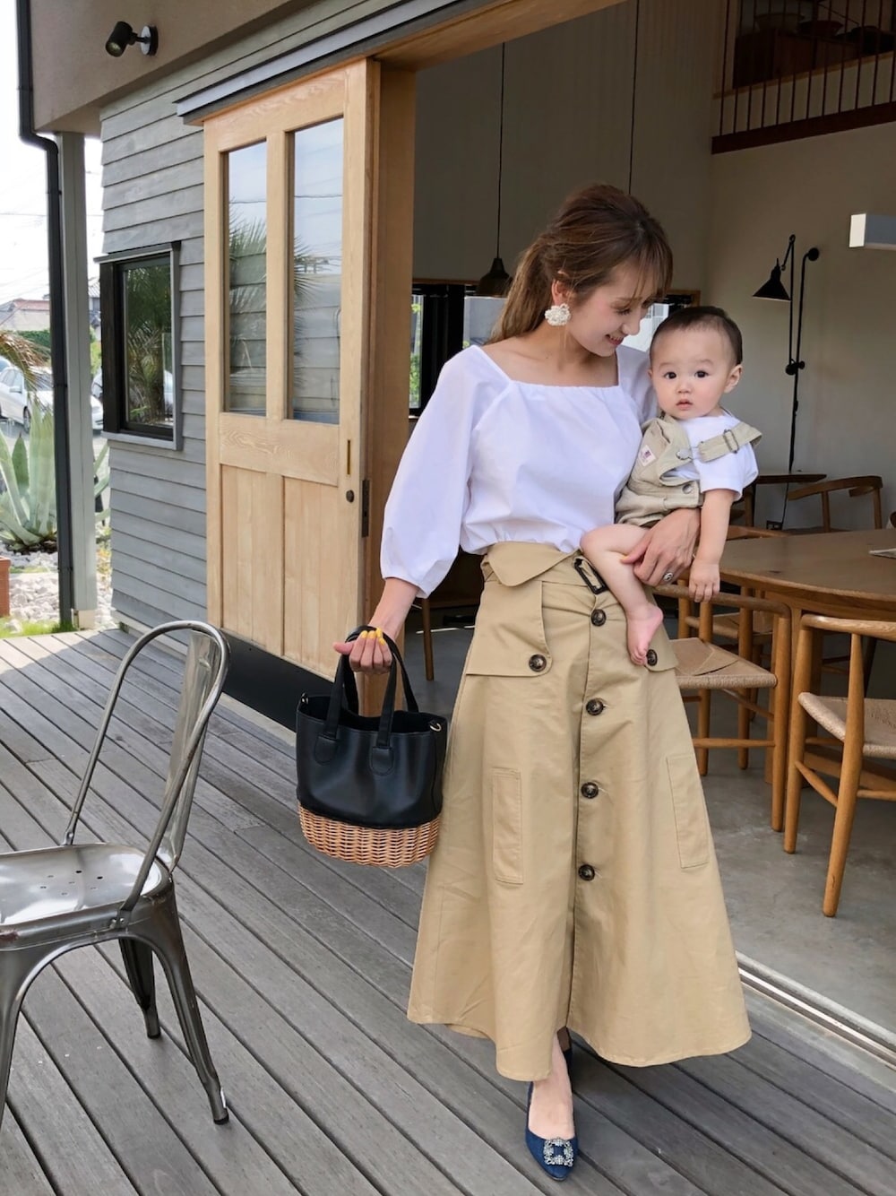 「夏、グレイル、GRL、ママコーデ、ママファッション、キッズコーデ、ベビーコーデ、サロペット、トレンチスカート、ベージュ」｜「GRLの合皮カゴコンビハンドバッグ（かごバッグ、ブラック系）」を使った、asukaさん（レディース・163cm）の夏コーディネートの1枚目の写真