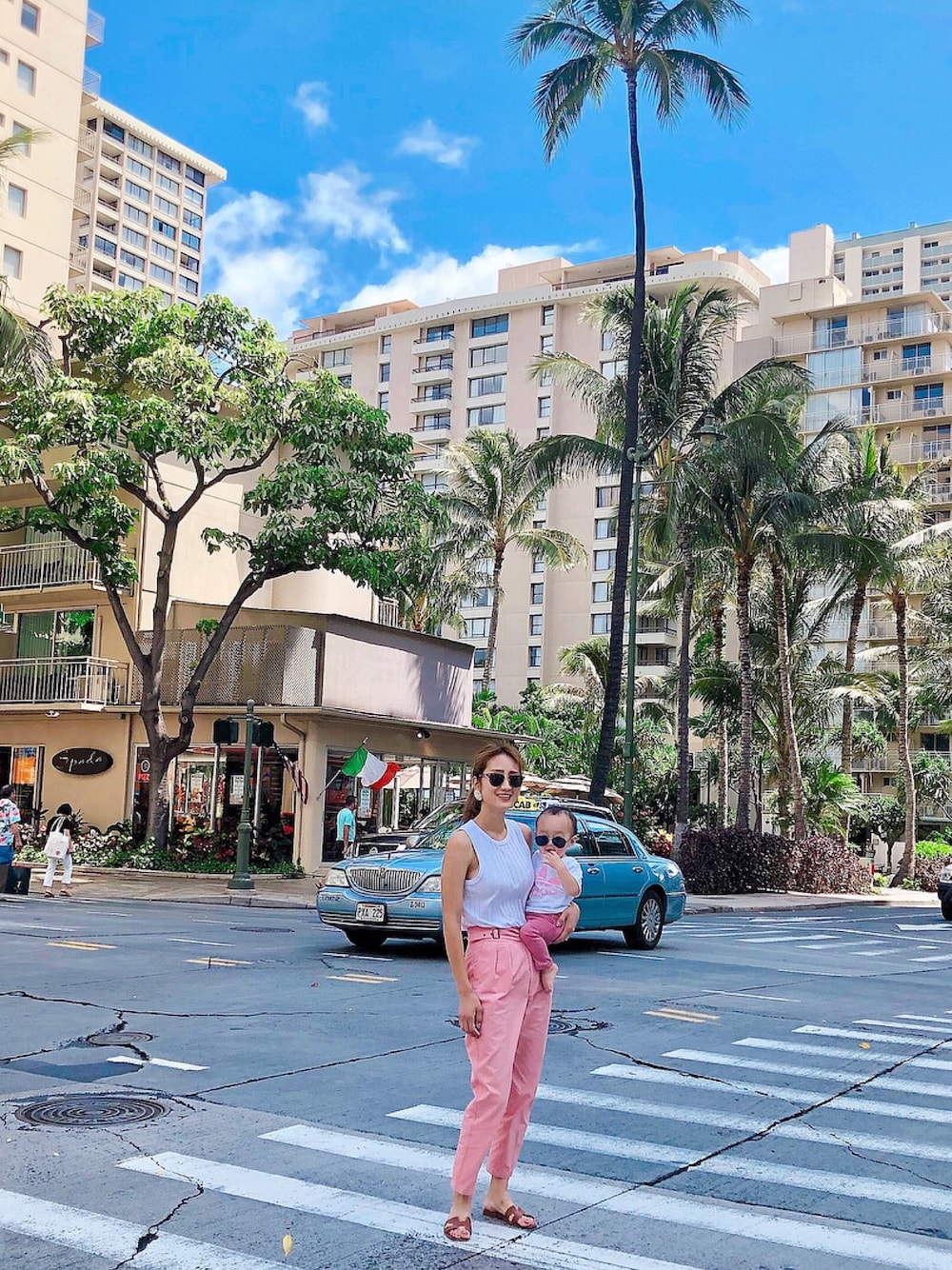 「夏コーデ、夏セールで買いました、ハワイ、カジュアル、ママコーデ、ママファッション、きれいめカジュアル、ootd、ベビーコーデ」｜「Mila Owenのバックル付サファリワークパンツ（その他パンツ、ピンク系）」を使った、asukaさん（レディース・163cm）の夏コーディネートの1枚目の写真
