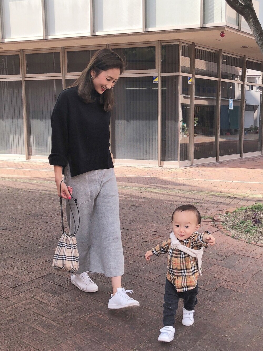 「カジュアル、秋冬、ママコーデ、ママファッション、GRL、グレイル、ベビーコーデ、キッズコーデ、チェックシャツ」｜「GRLのタートルニットトップス（ニット/セーター、ブラック系）」を使った、asukaさん（レディース・163cm）の秋コーディネートの1枚目の写真
