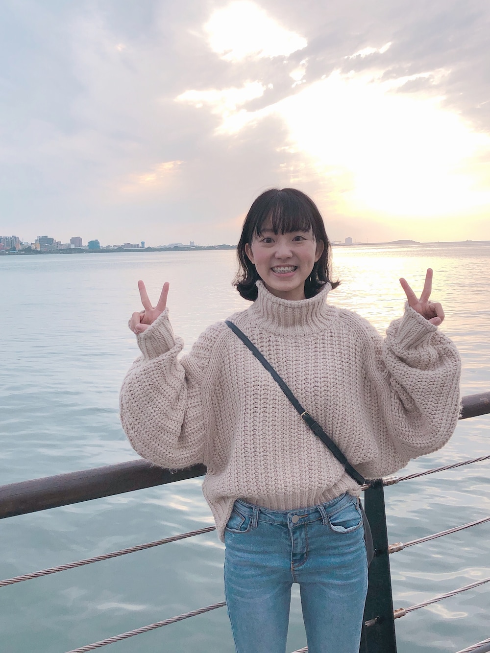 「H&Mのアイテム（スウェット、ベージュ系）」を使った、呂玉玉さん（レディース・155cm）の春コーディネートの1枚目の写真