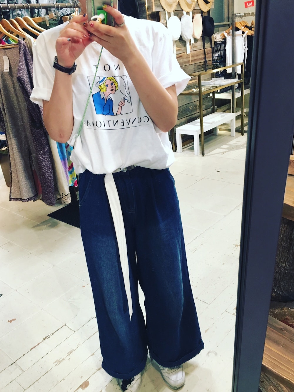 「カジュアルコーデ、ラフ、シャツイン、Green Parks、デニム、シンプル、not conventional、WOmB、fashion、バギーパンツ」｜「Green　ParksのPetit Fleur ・スソ折返しデニムバギーパンツ（デニムパンツ、ブルー系）」を使った、みわぴょんさん（レディース・165cm）の夏コーディネートの1枚目の写真