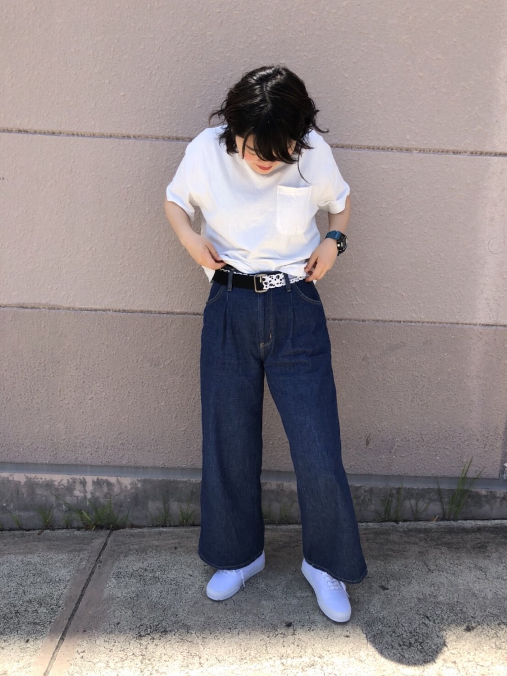 「ベルト、ダルメシアン、カジュアル、summer、シンプル、スニーカーコーデ、白、VANS、仕事、Green Parks」｜「Green　ParksのWR タックワイドデニムパンツ（デニムパンツ、ブルー系）」を使った、みわぴょんさん（レディース・165cm）の夏コーディネートの1枚目の写真