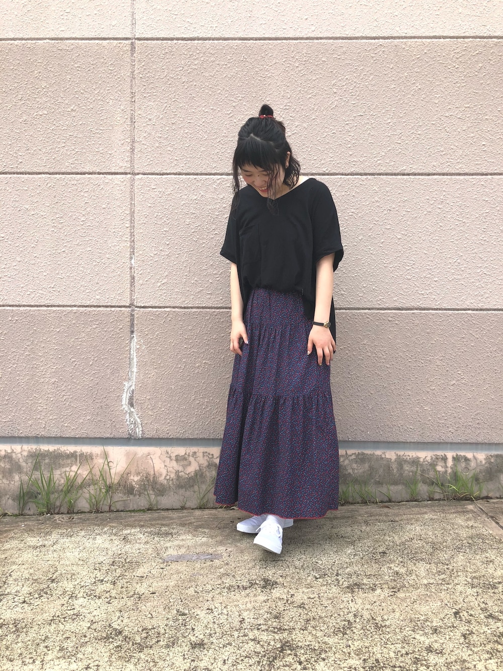 「シンプル、オトナ女子、プチプラ、小花柄、おしゃれさんと繋がりたい、ユニクロ、VANS、black、flower、working style」｜「Green　Parksの・小花ptティアードロングスカート（スカート、ブルー系）」を使った、みわぴょんさん（レディース・165cm）の夏コーディネートの1枚目の写真