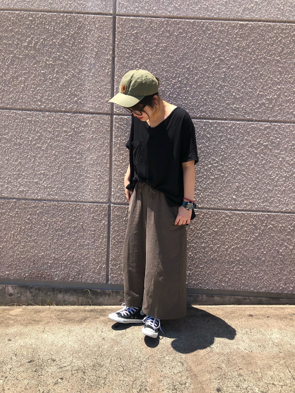 「シンプル、楽チンコーデ、お洒落さんとつながりたい、パンツスタイル、コンバース、Tシャツ、ワイドパンツ、ゆるコーデ、夏」｜「Green　Parksの・ビッグシルエットTシャツ（Tシャツ/カットソー、ブラック系）」を使った、みわぴょんさん（レディース・165cm）の夏コーディネートの1枚目の写真