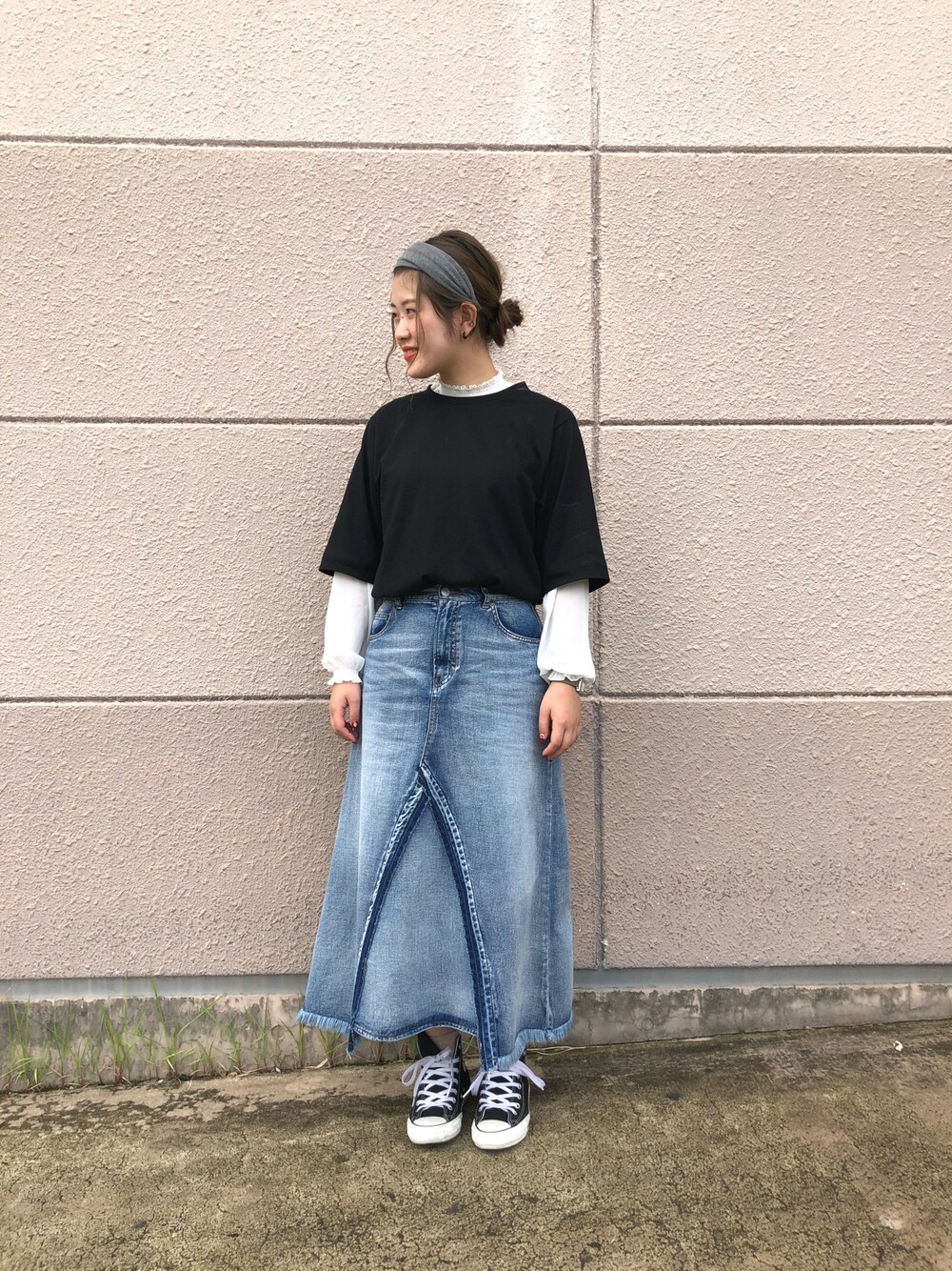 「ラブアンドピース2018、カジュアル、おしゃれさんと繋がりたい、秋服準備はじめました、スニーカー、デニム、秋コーデ、セット、重ね着、レイヤー」｜「Green　Parksのアイテム（デニムスカート、ブルー系）」を使った、みわぴょんさん（レディース・165cm）の秋コーディネートの1枚目の写真