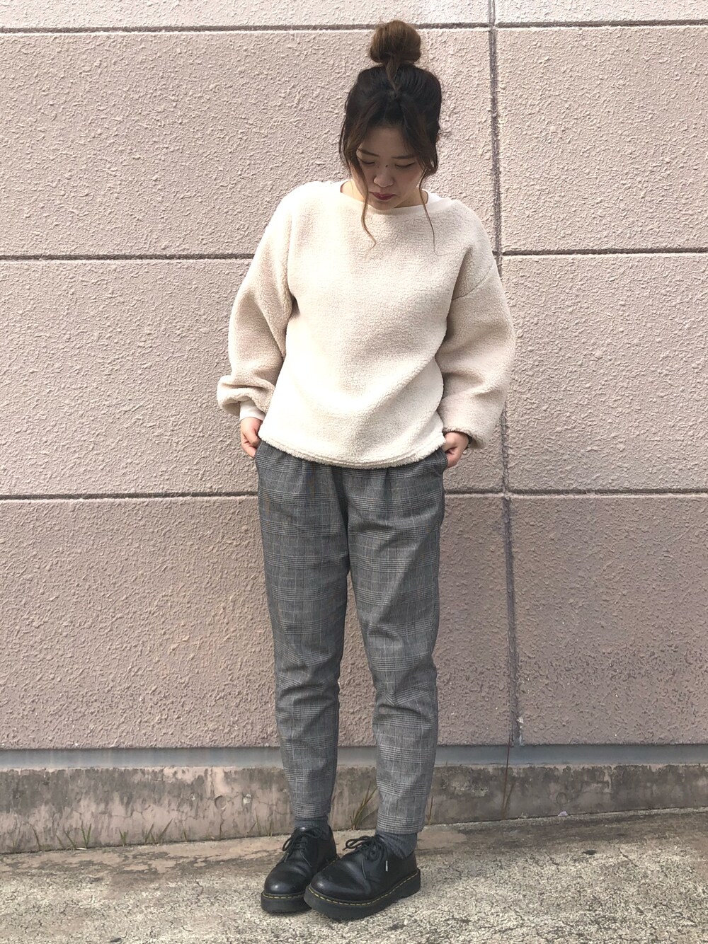 「冬コーデ、シンプルコーデ、ootd、パンツスタイル、プチプラコーデ、ボア、girl、お団子、チェック、仕事」｜「Green　Parksの・グレンチェックテーパードパンツ（その他パンツ、ホワイト系）」を使った、みわぴょんさん（レディース・165cm）の冬コーディネートの1枚目の写真