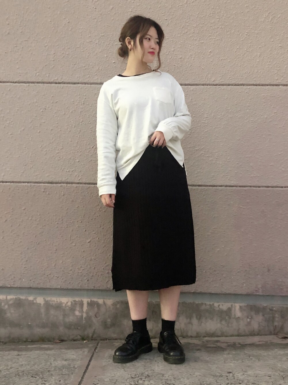 ブラック系のワンピース、ホワイト系のTシャツ/カットソー、ブラック系のその他シューズを着用したレディースの冬コーディネートの1枚目の写真