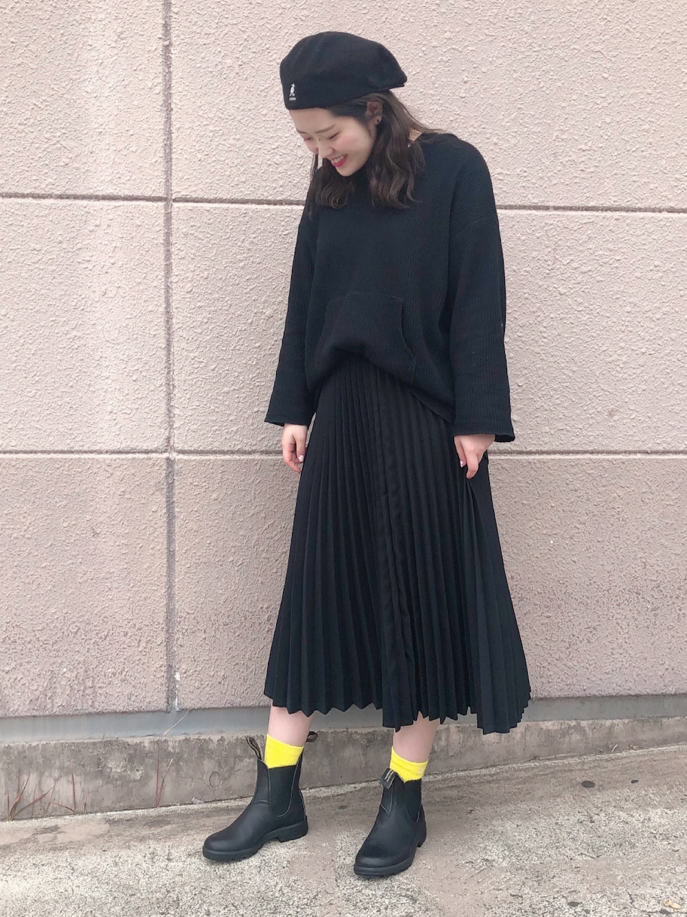 「お気に入りの服でデートに行こう、シンプルコーデ、黒、outfit、ワントーンコーデ、差し色、ブランドストーン、スタンス、誕生日、プレゼント」｜「Green　Parksのアコーディオンプリーツスロングカート（スカート、ブラック系）」を使った、みわぴょんさん（レディース・165cm）の冬コーディネートの1枚目の写真