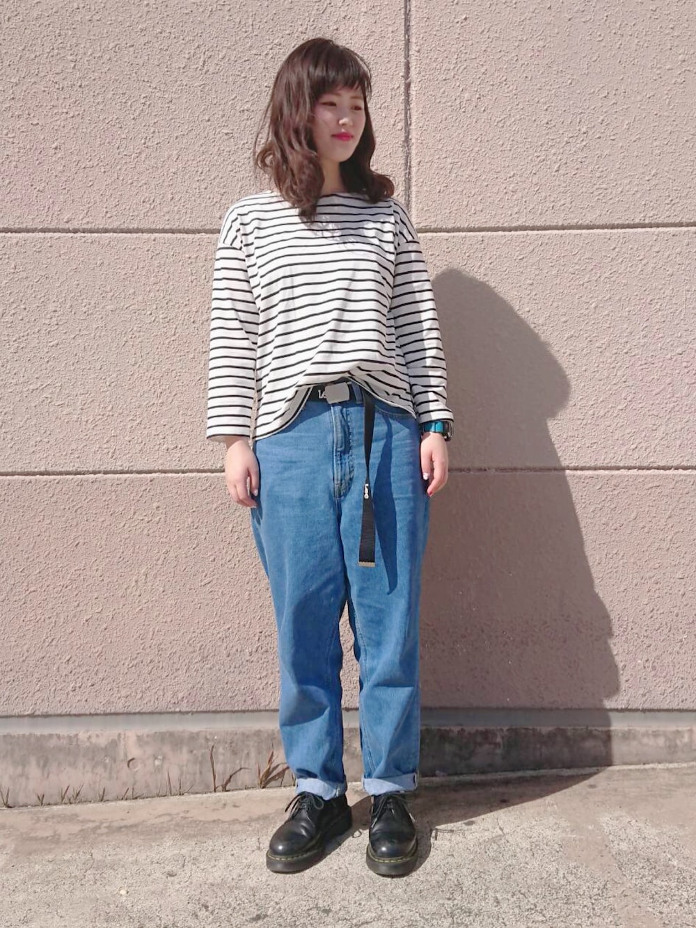 ブラック系のその他シューズ、ホワイト系のTシャツ/カットソーを着用したレディースの冬コーディネートの1枚目の写真