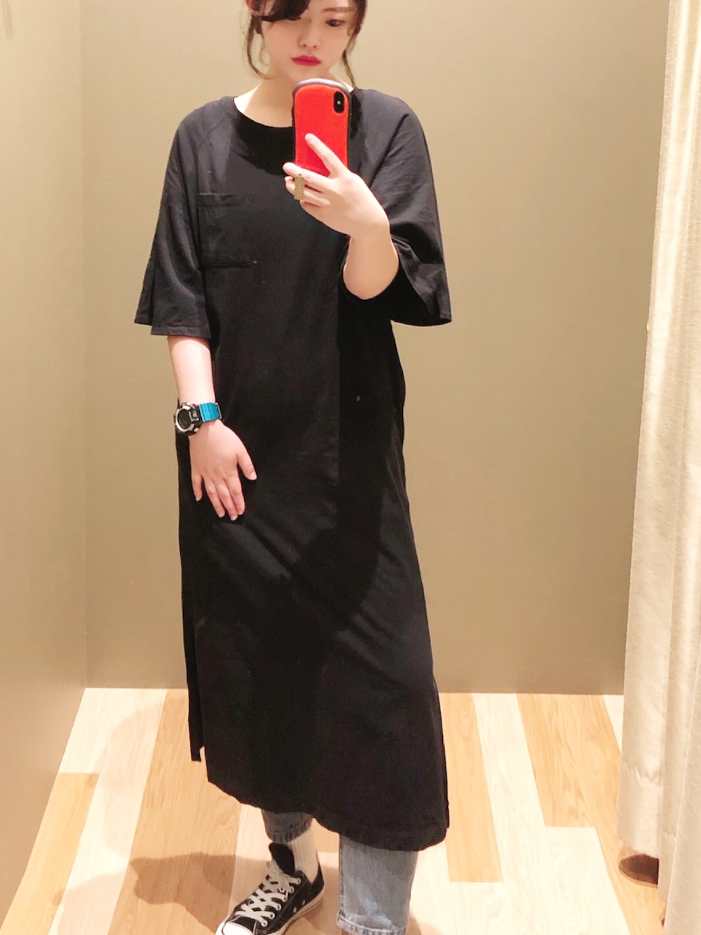 「FUJIROCKEEN、雨の日コーデ、カジュアルコーデ、デニムパンツ、梅雨、今日のコーデ、レイヤードスタイル、ワンピース、コンバース、チャックテイラー、keen」｜「Green　Parksの・フレアスリーブTシャツワンピース（ワンピース、ブラック系）」を使った、みわぴょんさん（レディース・165cm）の夏コーディネートの1枚目の写真