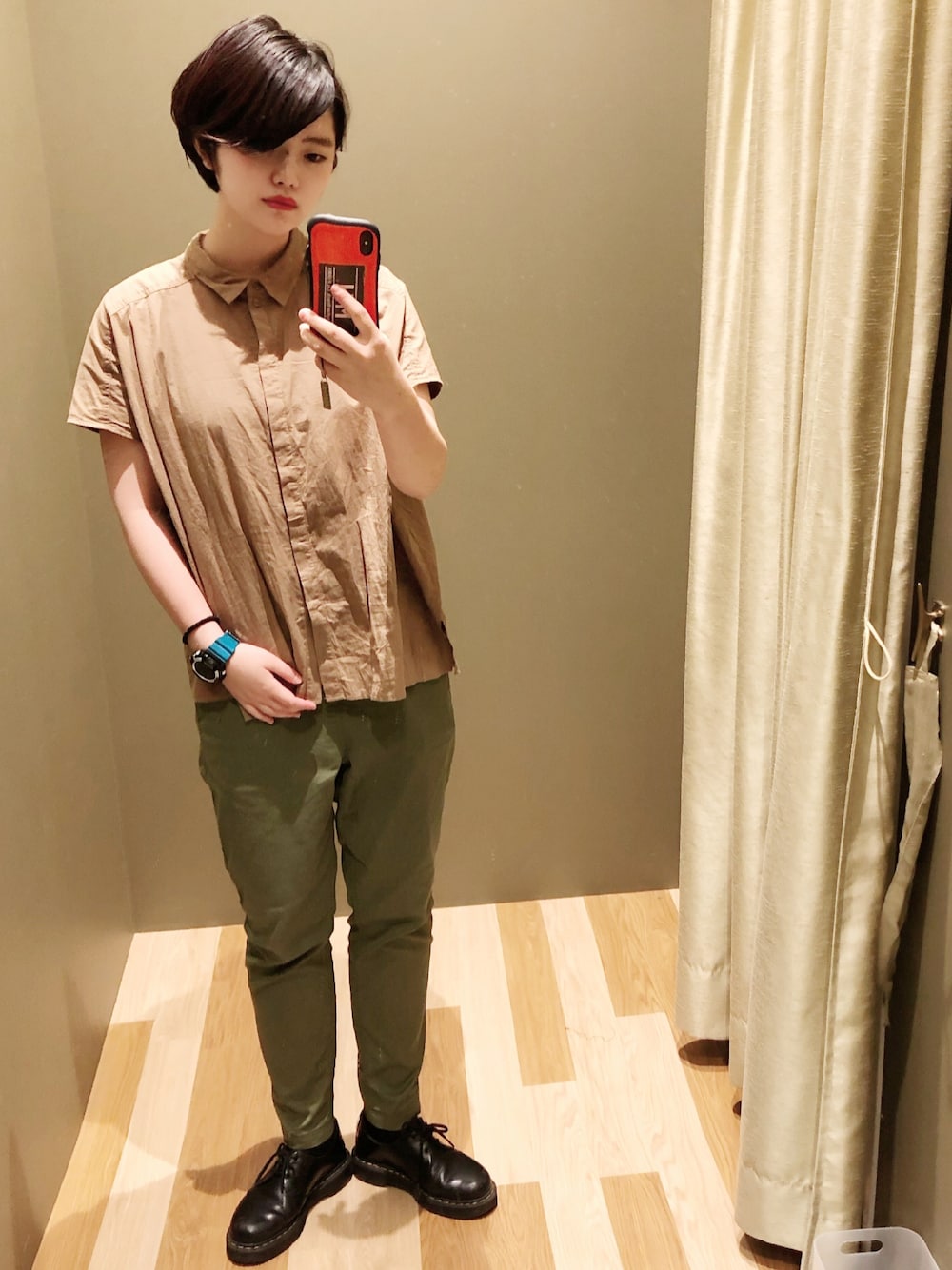 ブラウン系のシャツ/ブラウス、グリーン系のその他パンツ、ブラック系のその他シューズを着用したレディースの夏コーディネートの1枚目の写真