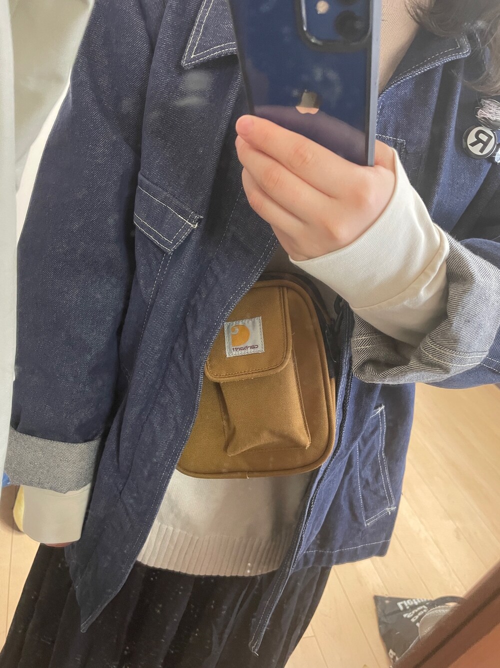 「ゆるコーデ、オトナ女子、ootd、ストリート、UNIQLO、プチプラ、ティンバーランド、古着、缶バッチ、呑み」｜「CarharttのESSENTIALS BAG（ショルダーバッグ、ブラウン系）」を使った、みわぴょんさん（レディース・166cm）の冬コーディネートの1枚目の写真