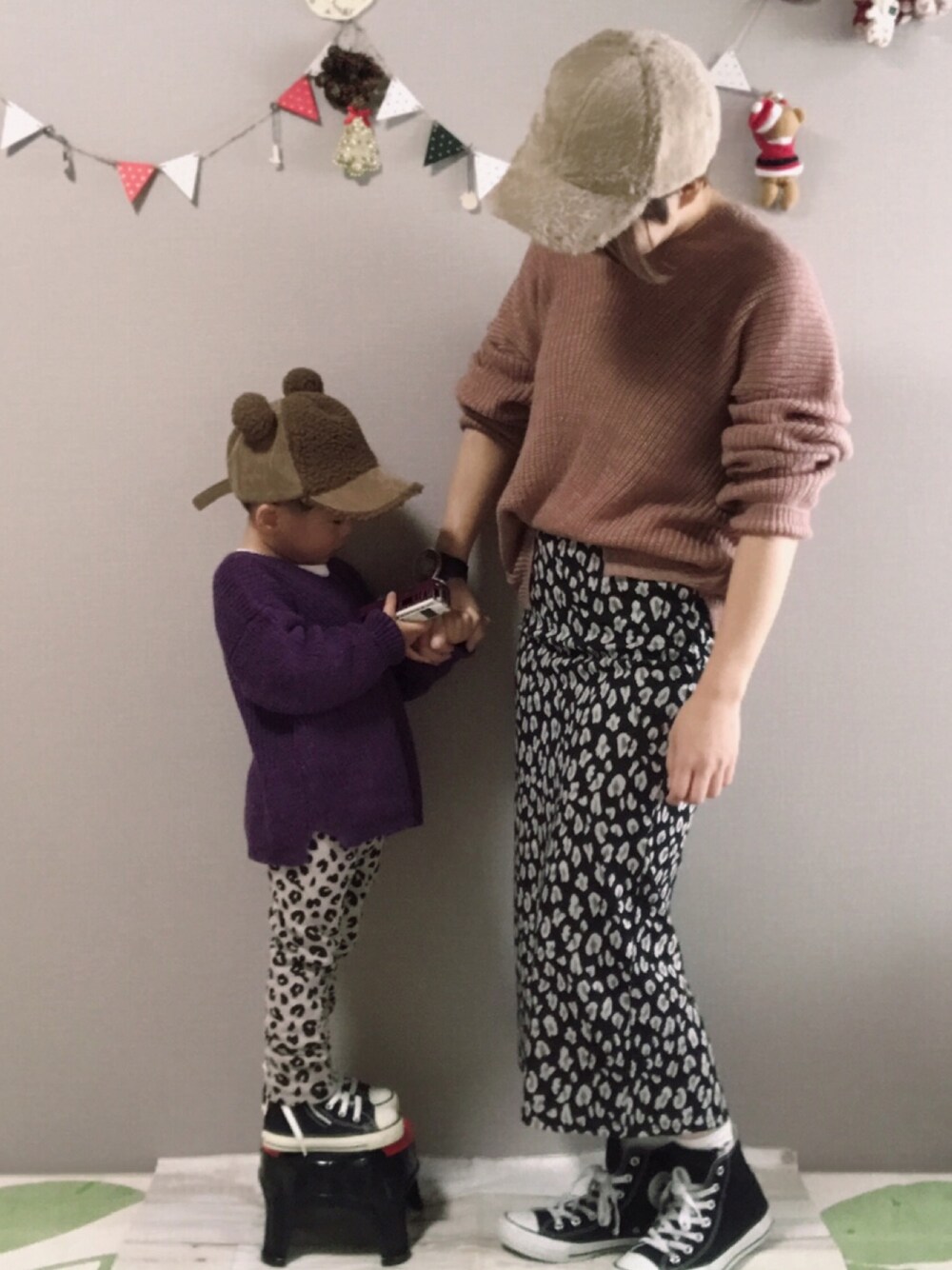 「アイラブCONVERSE、親子コーデ、リンクコーデ、レオパード、3coins、韓国子供服、男の子、3歳、キャップ」｜「CIAOPANIC TYPYのアルパカ混BIG抜き襟ニット（ニット/セーター、ピンク系）」を使った、HeROさん（キッズ・90cm）の冬コーディネートの1枚目の写真