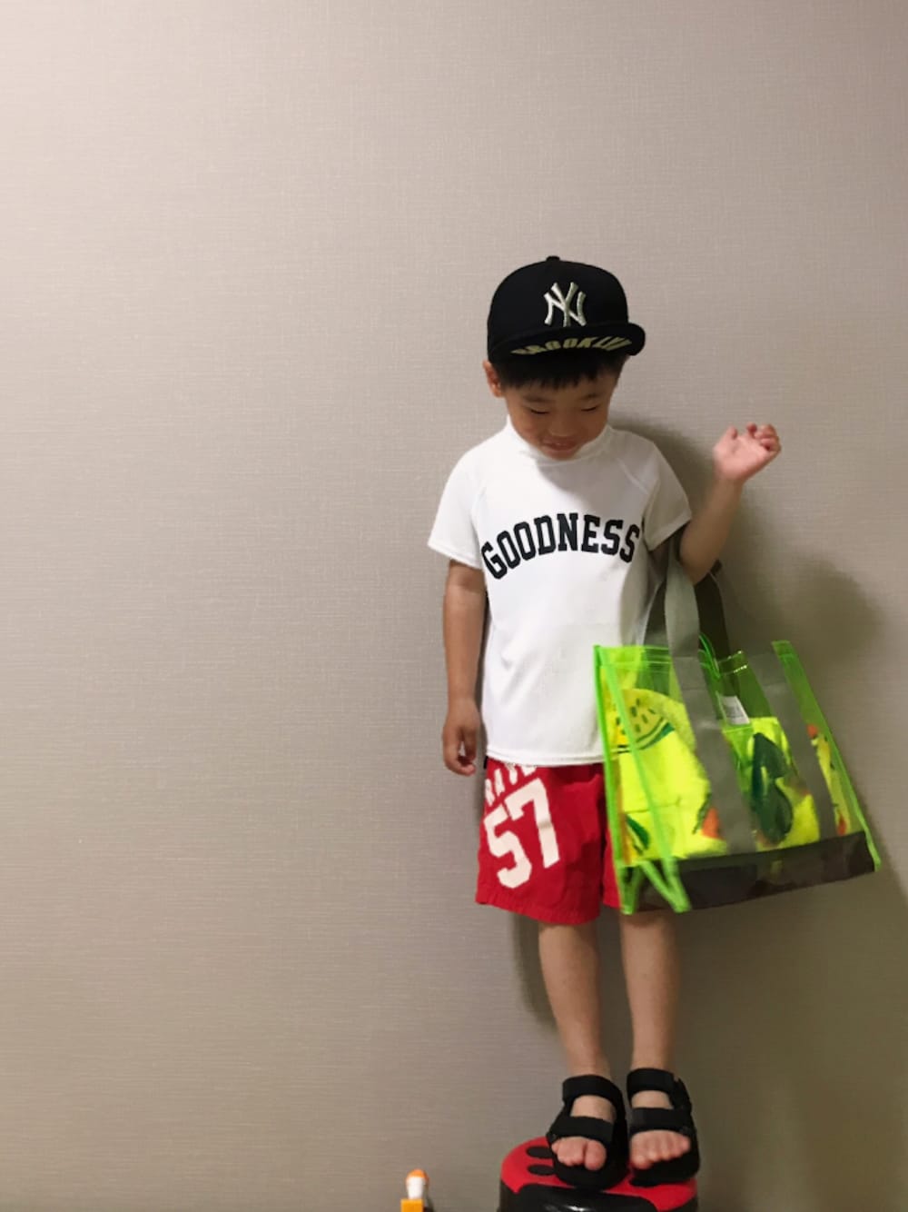 「キッズコーデ、夏コーデ、おとこのこ、ハーフパンツ、水着、サーフパンツ、ラッシュガード、プール、4歳」｜「devirockの半袖ラッシュガード（ラッシュガード、ホワイト系）」を使った、HeROさん（キッズ・100cm）の春コーディネートの1枚目の写真