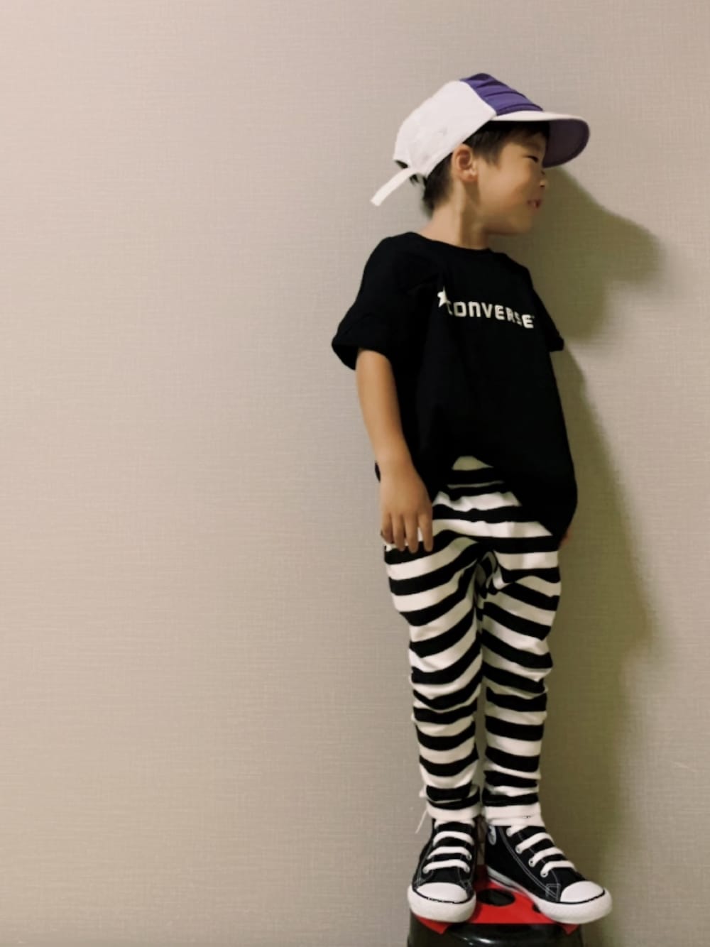「夏のボーダーフェス、シンプルコーデ、カジュアル、モノトーン、パープル、サルエルパンツ、スニーカー、4歳」｜「BRANSHESの【★CONVERSE/コンバース】星モチーフ半袖Tシャツ（Tシャツ/カットソー、ブラック系）」を使った、HeROさん（キッズ・100cm）の夏コーディネートの1枚目の写真