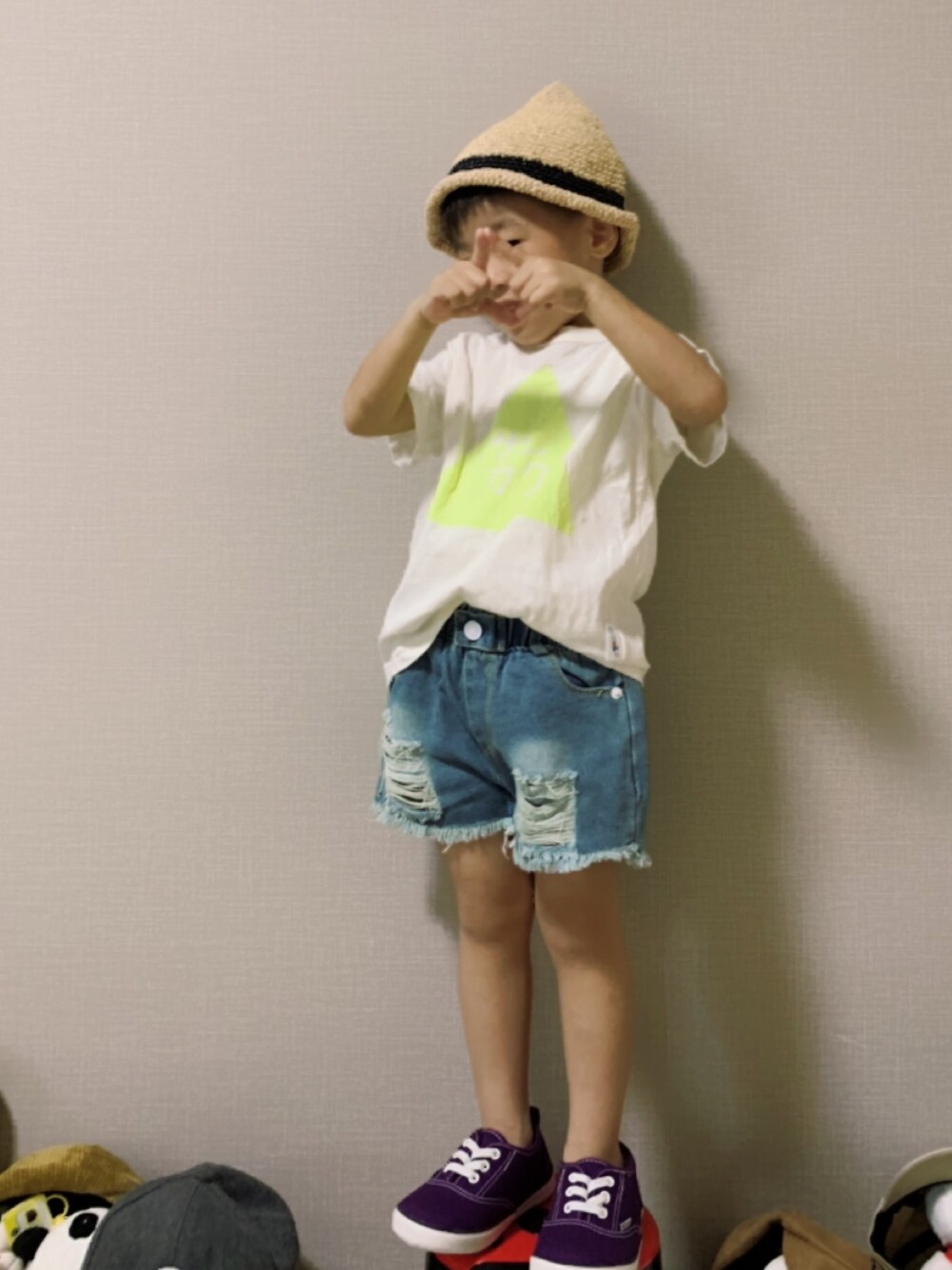「キッズコーデ、カジュアルコーデ、男の子、シンプル、男の子コーデ、白Tシャツ、韓国子供服、ダメージデニムパンツ、トンガリ帽子、4歳」｜「JIPPONの蛍光プリントTシャツ サンカク（80～140cm）（Tシャツ/カットソー、ホワイト系）」を使った、HeROさん（キッズ・100cm）の夏コーディネートの1枚目の写真