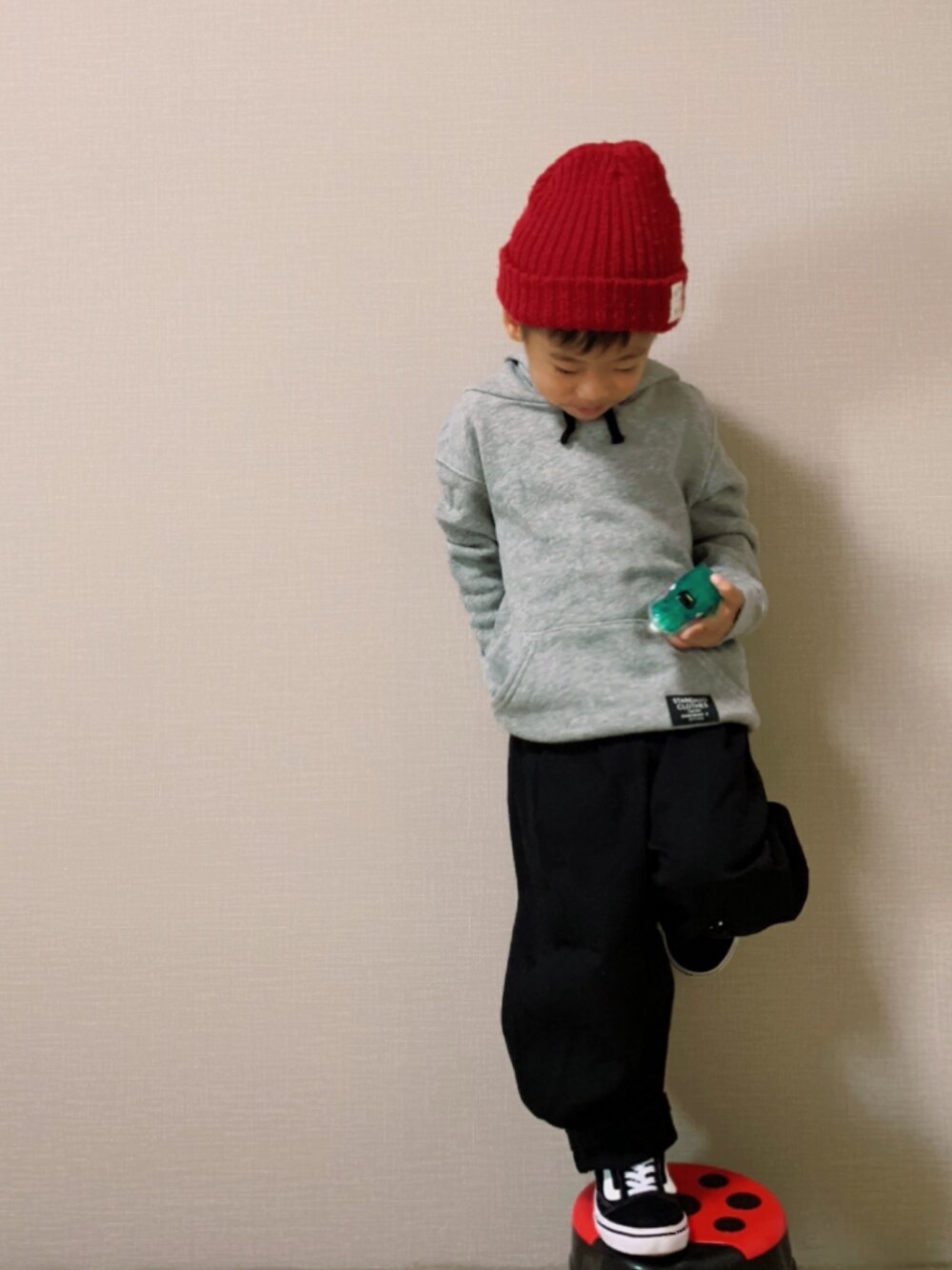 「やっぱりストリートが好き、キッズファッション、男の子、ニット帽、パーカー、ヒザデルパンツ、3coins、4歳」｜「petit mainのワンポイントベーシック裏毛パーカー（パーカー、グレー系）」を使った、HeROさん（キッズ・100cm）の秋コーディネートの1枚目の写真
