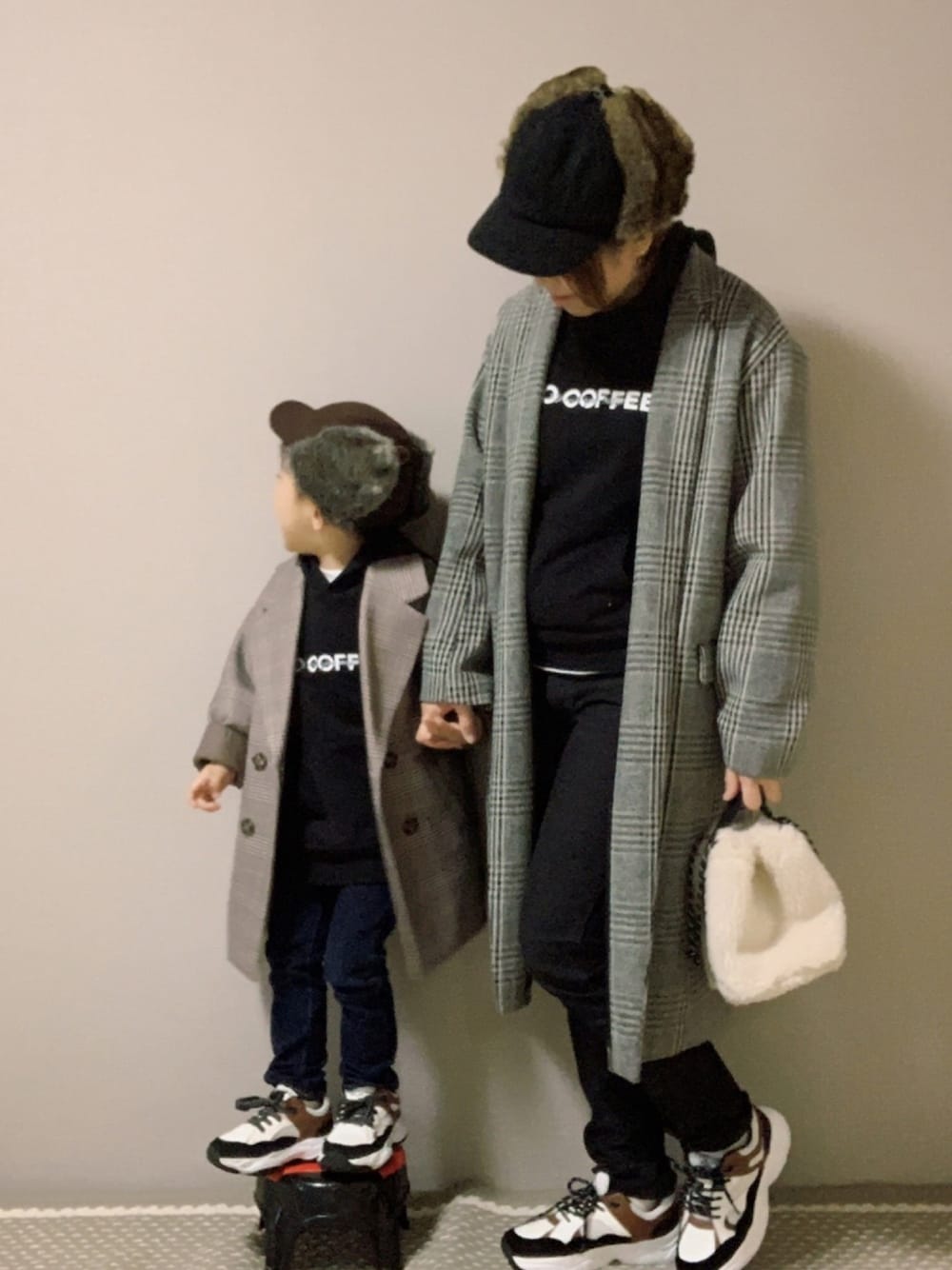 「ブラウン色に染まれ、キッズファッション、男の子、リンクコーデ、親子コーデ、カジュアルコーデ、パーカー、スウェット、フライトキャップ、4歳」｜「SEVENDAYS=SUNDAYの・スタンドカラーロングコート＊（ノーカラージャケット、その他）」を使った、HeROさん（キッズ・100cm）の冬コーディネートの1枚目の写真
