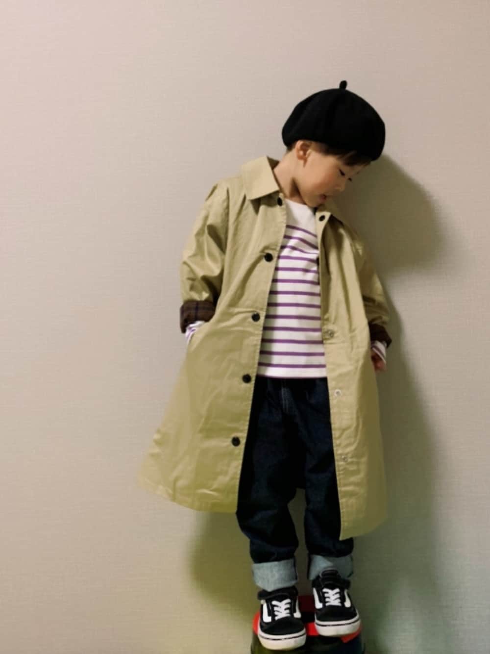 「キッズファッション、男の子、春コーデ、春アウター、ベレー帽、ボーダー、デニムパンツ、4歳」｜「Otonatoのリバーシブルコート【親子でおそろいリンクコーデ】（ステンカラーコート、ベージュ系）」を使った、HeROさん（キッズ・100cm）の冬コーディネートの1枚目の写真