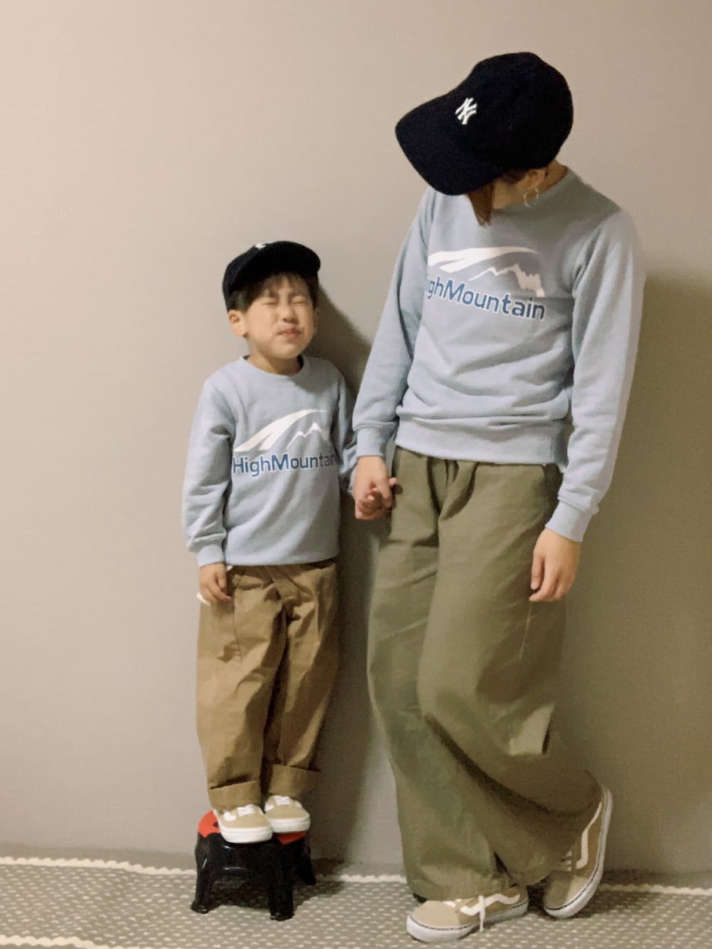 「パステル映える春、パステルカラー、カジュアル、VANS、リンクコーデ、親子コーデ、キッズファッション、キャップ、ベージュ、4歳」｜「devirockのデビラボ ロゴプリント裏毛トレーナー（Tシャツ/カットソー、その他）」を使った、HeROさん（キッズ・100cm）の春コーディネートの1枚目の写真