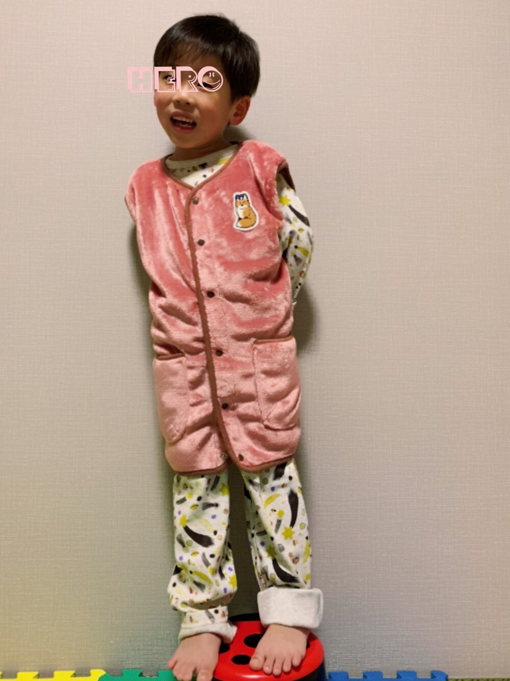 ピンク系のルームウェア/パジャマ、イエロー系のルームウェア/パジャマを着用したキッズの春コーディネートの1枚目の写真